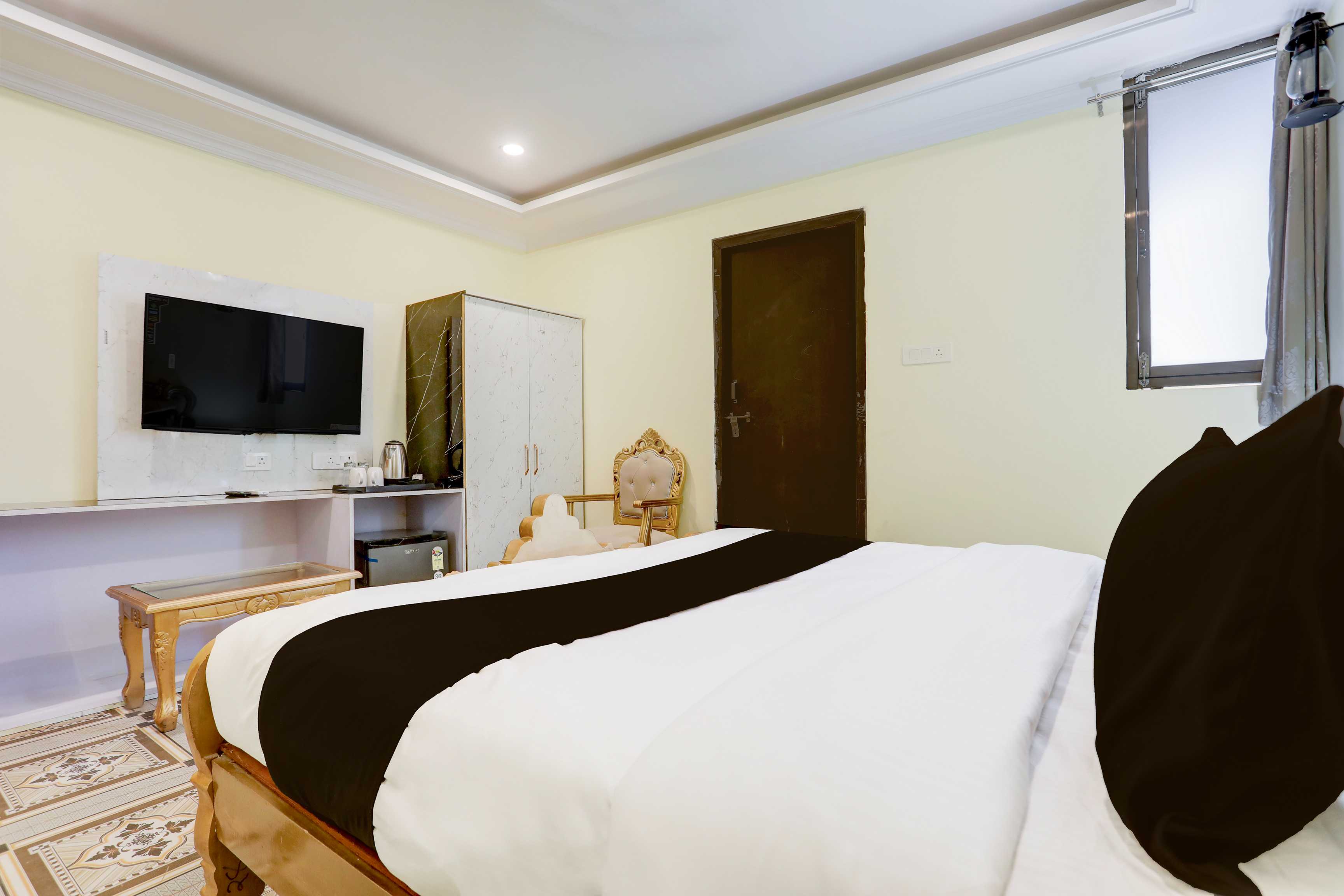 Townhouse Oak Heritage Varanasi Junction - Tap to explore photos
