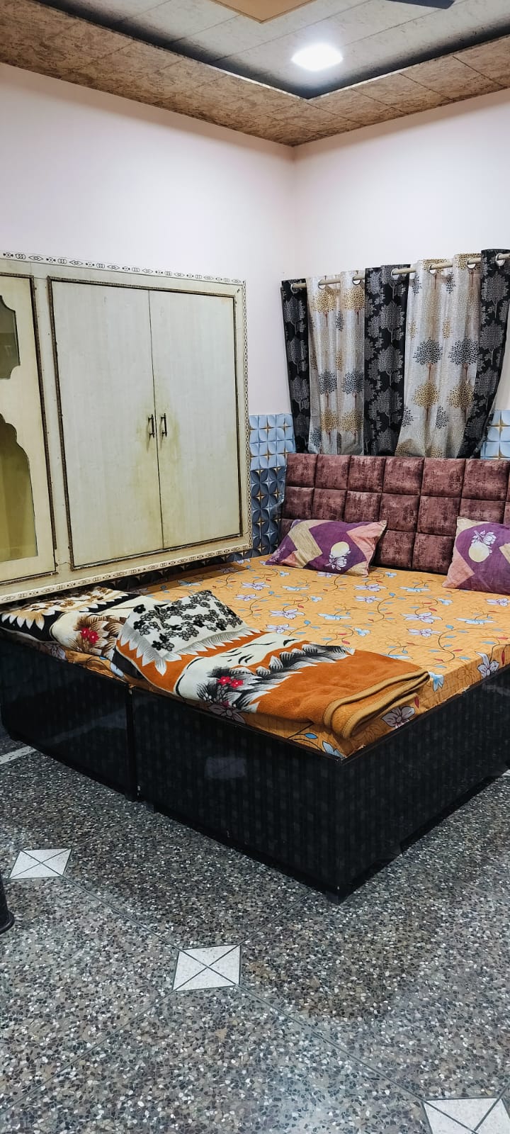 Shreeji Hotel & Guest House - Tap to explore photos