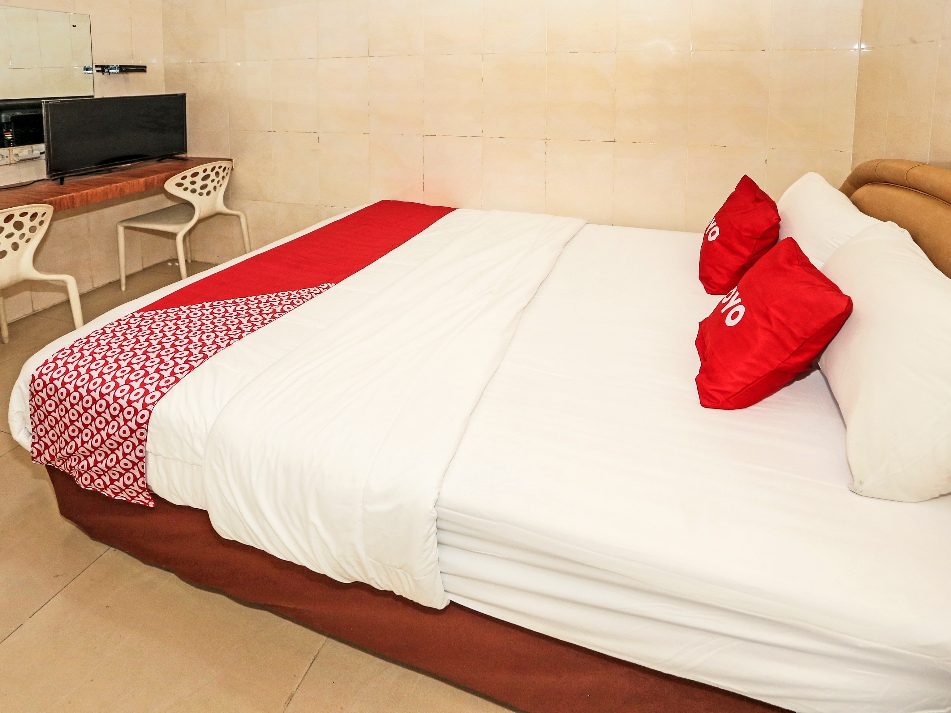 Super OYO 92672 Hotel Bsd - Tap to explore photos