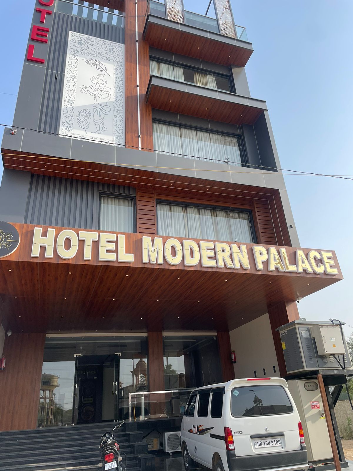 Hotel Modern Palace - Tap to explore photos