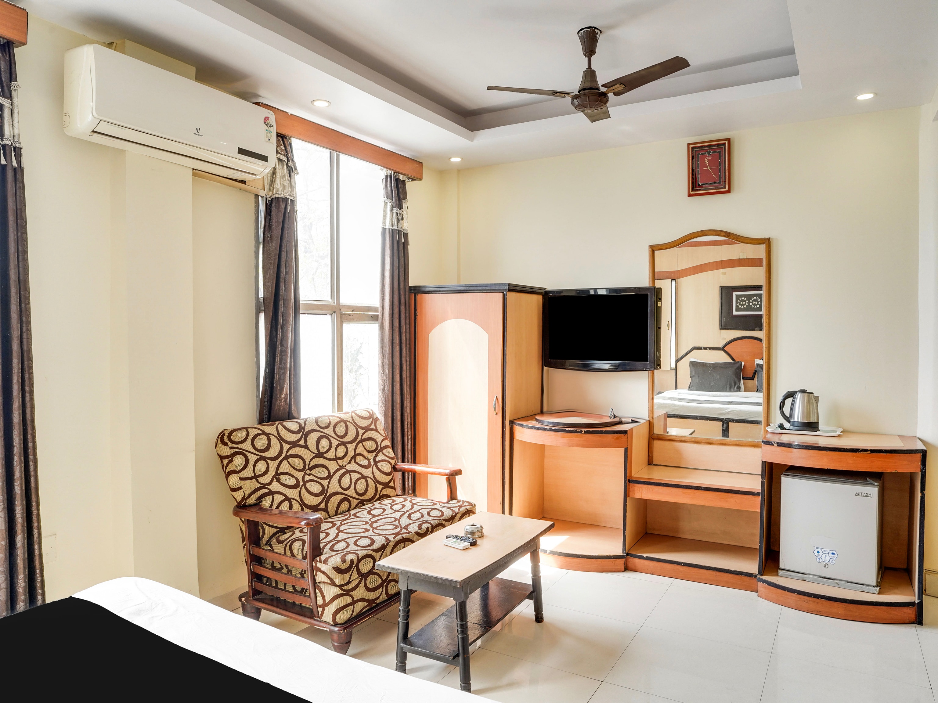 Super Townhouse Jabalpur Railway Junction Formerly Hotel Roopali - Tap to explore photos