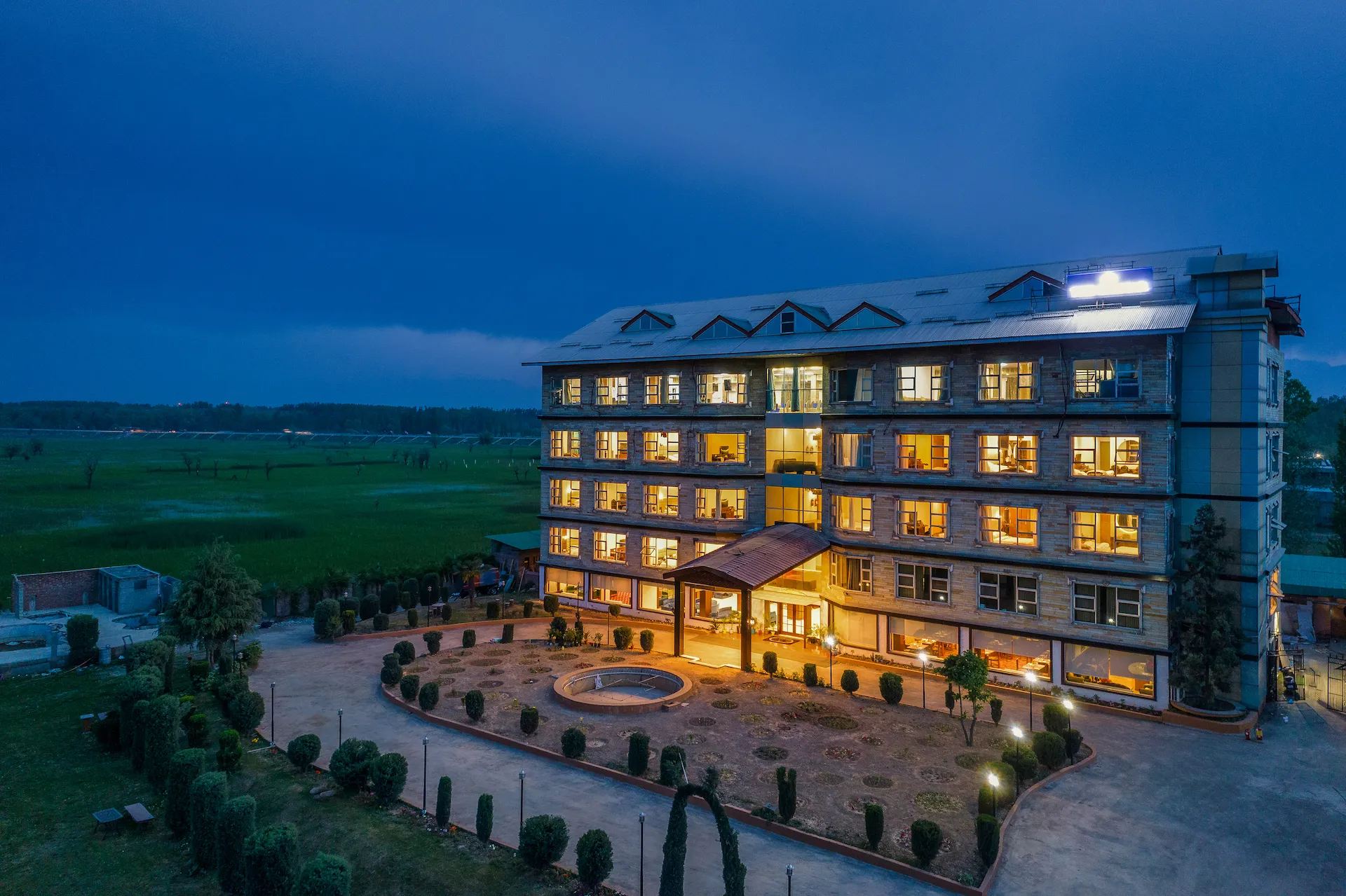 The Countryside Resorts (2 min drive to Railway station), Shupiyan