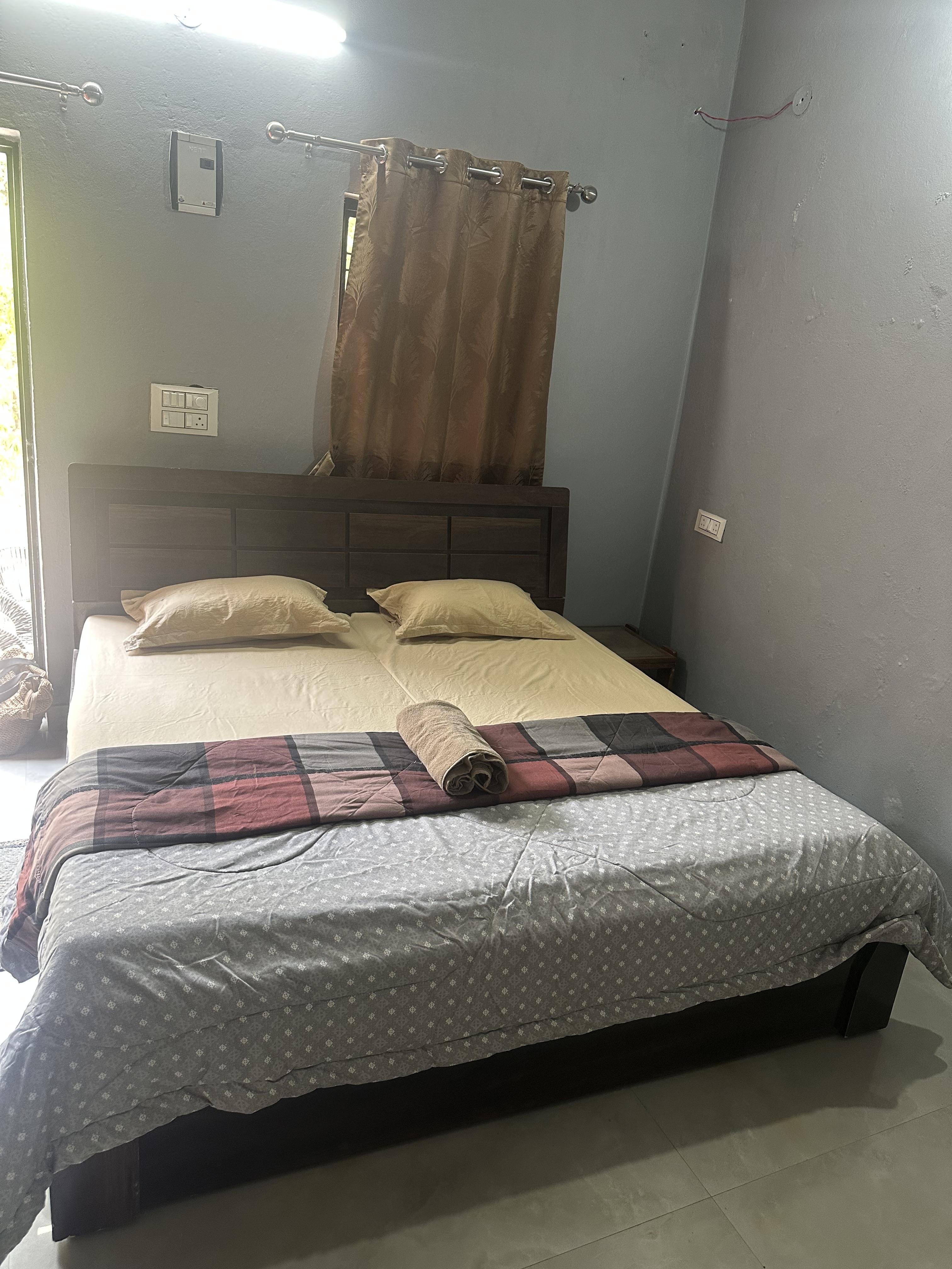 Cozy   Stylish Pvt Room in Hills - Tap to explore photos