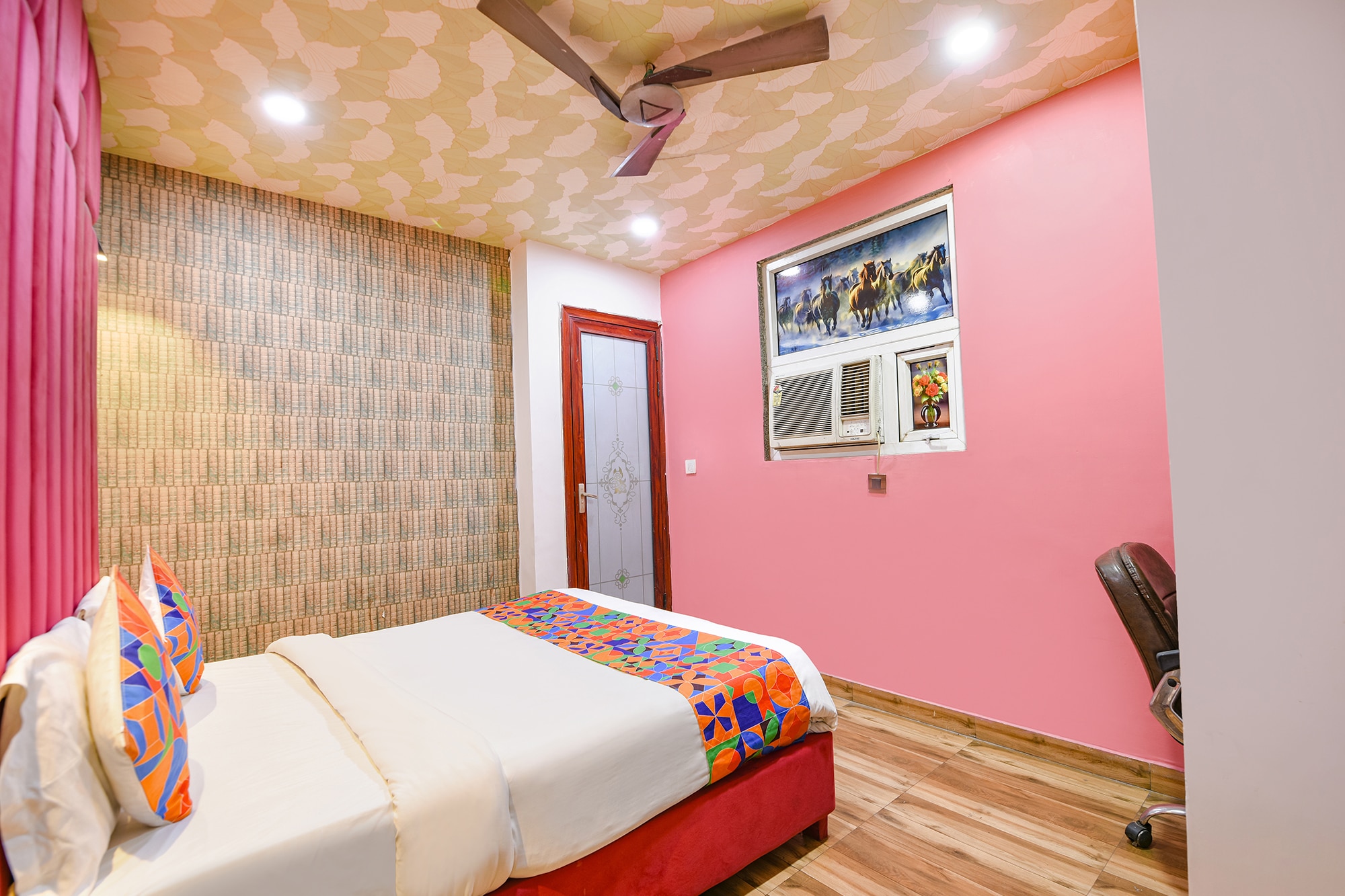 FabHotel Jeet Stays - Near Dilshad Garden Metro Station - Tap to explore photos