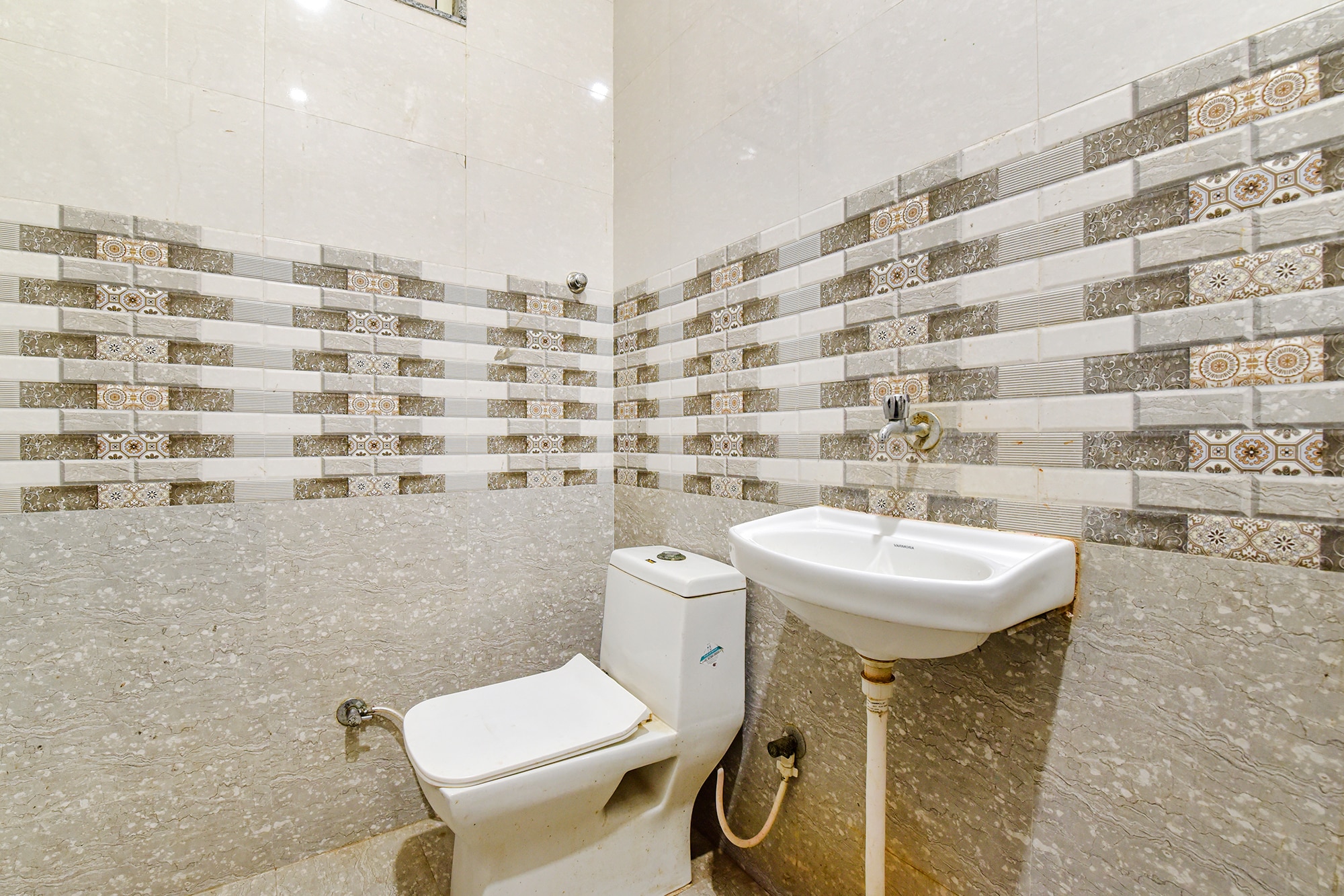 FabHotel Maa Gayatri Sadan - Nr. Pram Mandir / Shree Banke Bihari Temple - Tap to explore photos
