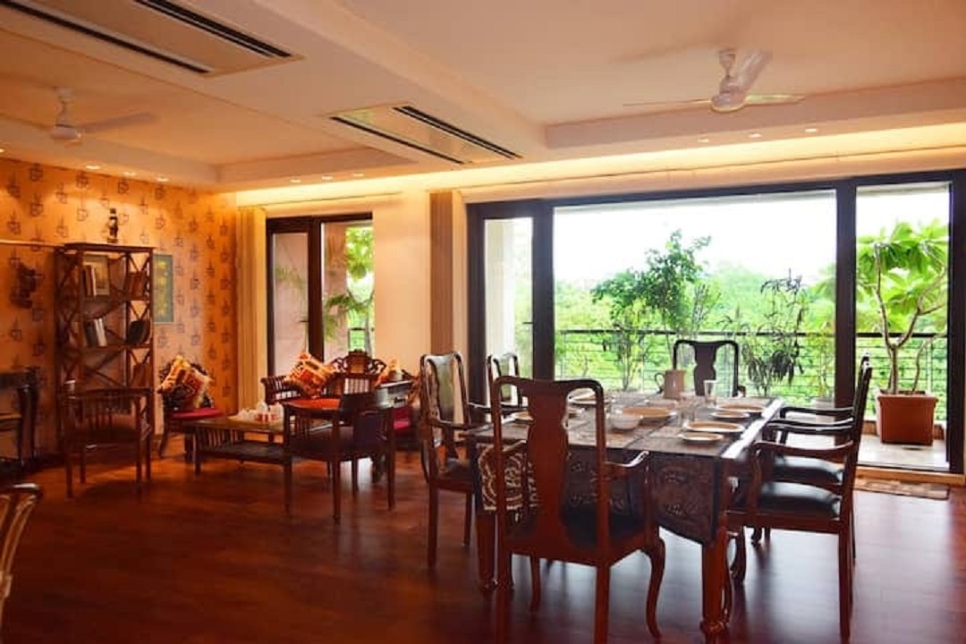 Cosy double bedroom with Pvt Lounge in South Delhi - Tap to explore photos