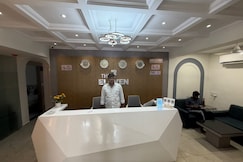 The Seven Eleven Hotel, Sanand