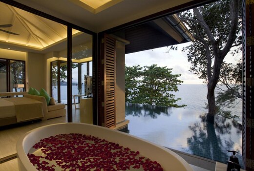 Stays with Sea Views & Bathtub