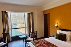 Aloha on divine Ganges apartment with infinty pool, Rishikesh