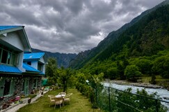 The Local Cottage- Entire 3BHK Riverfront Cottage, Sonmarg