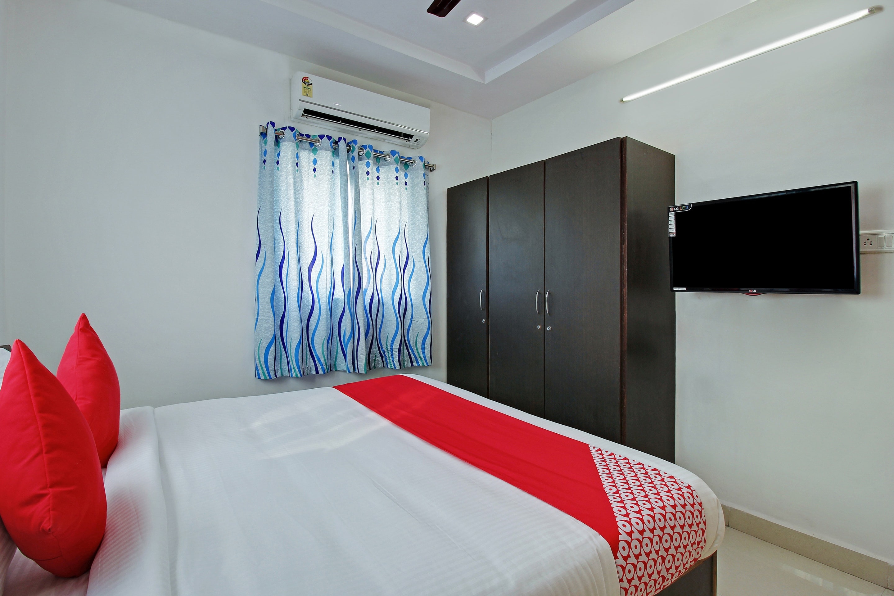 Super Hotel O Golden Hive Madhapur Near Shilparamam - Tap to explore photos