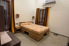 Moonkil Cottage, Kutralam