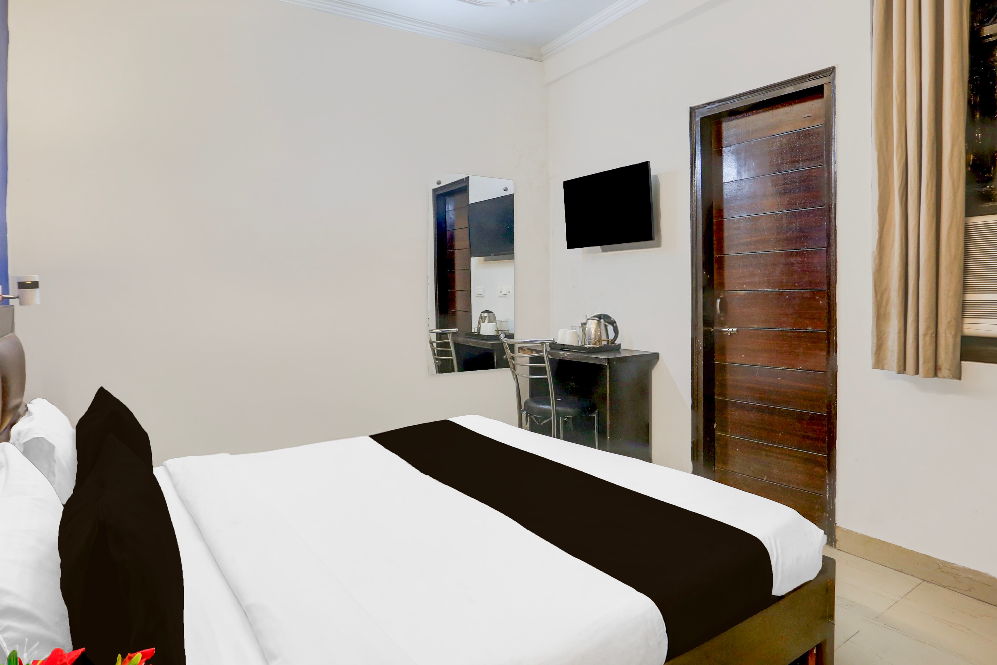 OYO Townhouse Anmol Residency Near Saket Metro Delhi - Tap to explore photos