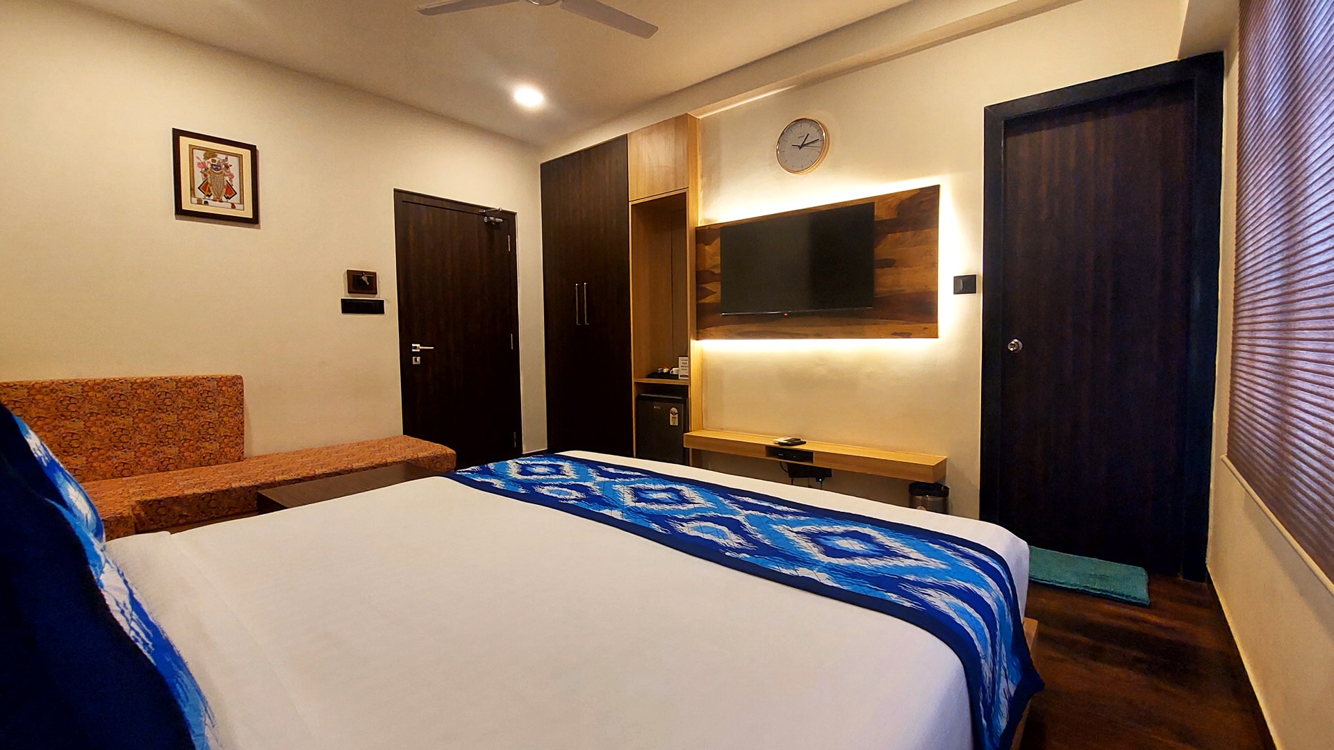Hotel Dwarika By Vrinda - Tap to explore photos