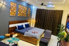 Luxury Couple Friendly Studio-Gaur City Noida, Greater Noida