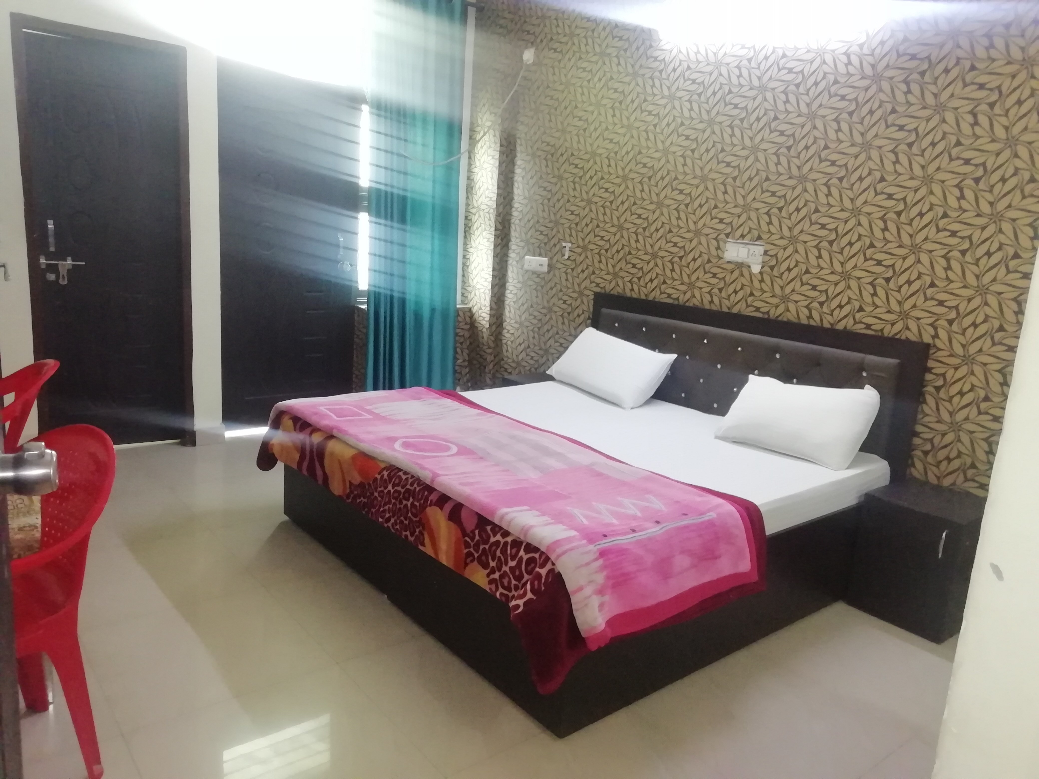 Teja Apartments Near Medanta Hospital - Tap to explore photos