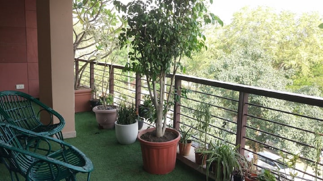 Cosy double bedroom with Pvt Lounge in South Delhi - Tap to explore photos
