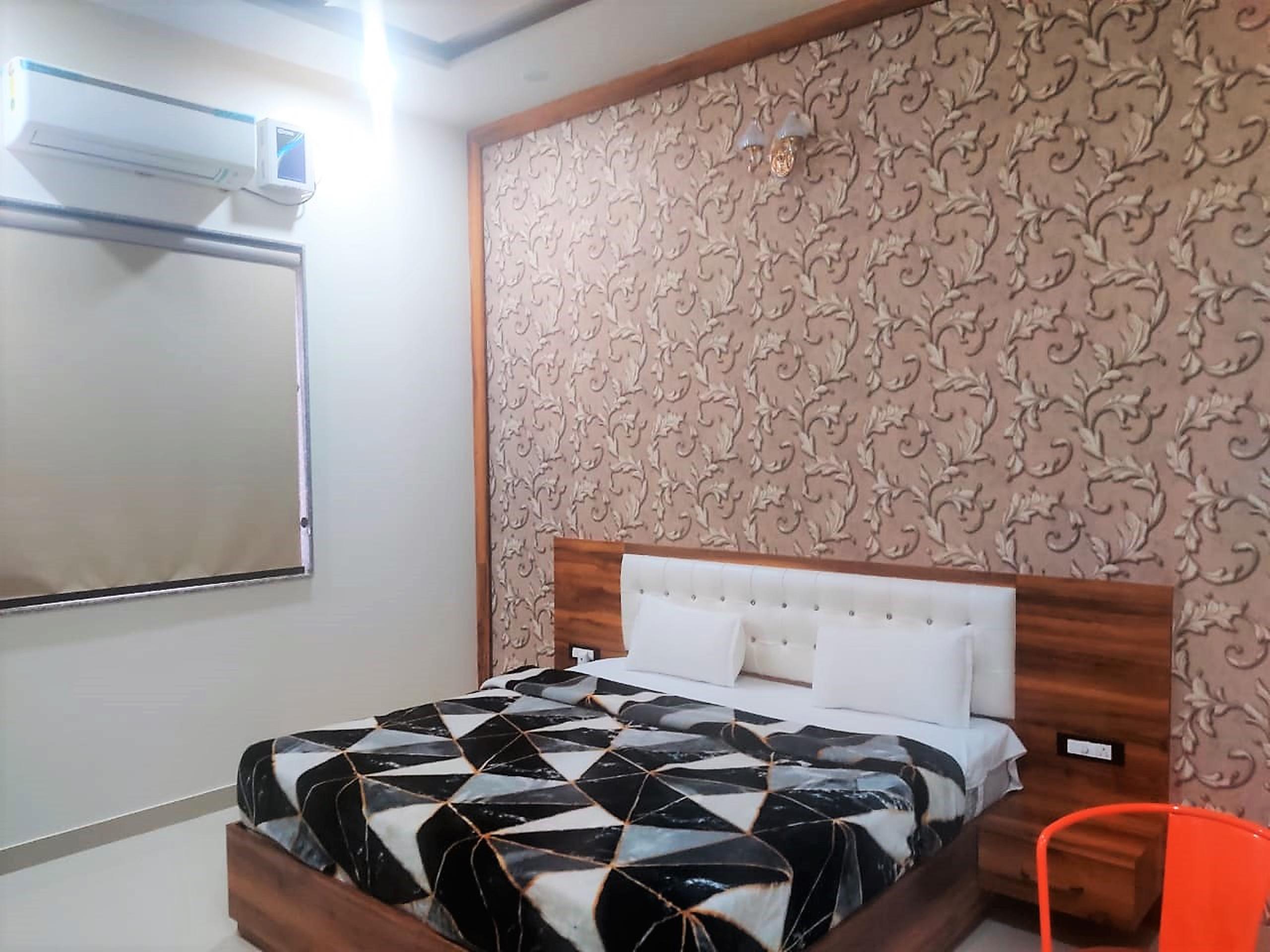 Hotel Shreeji Inn - Tap to explore photos