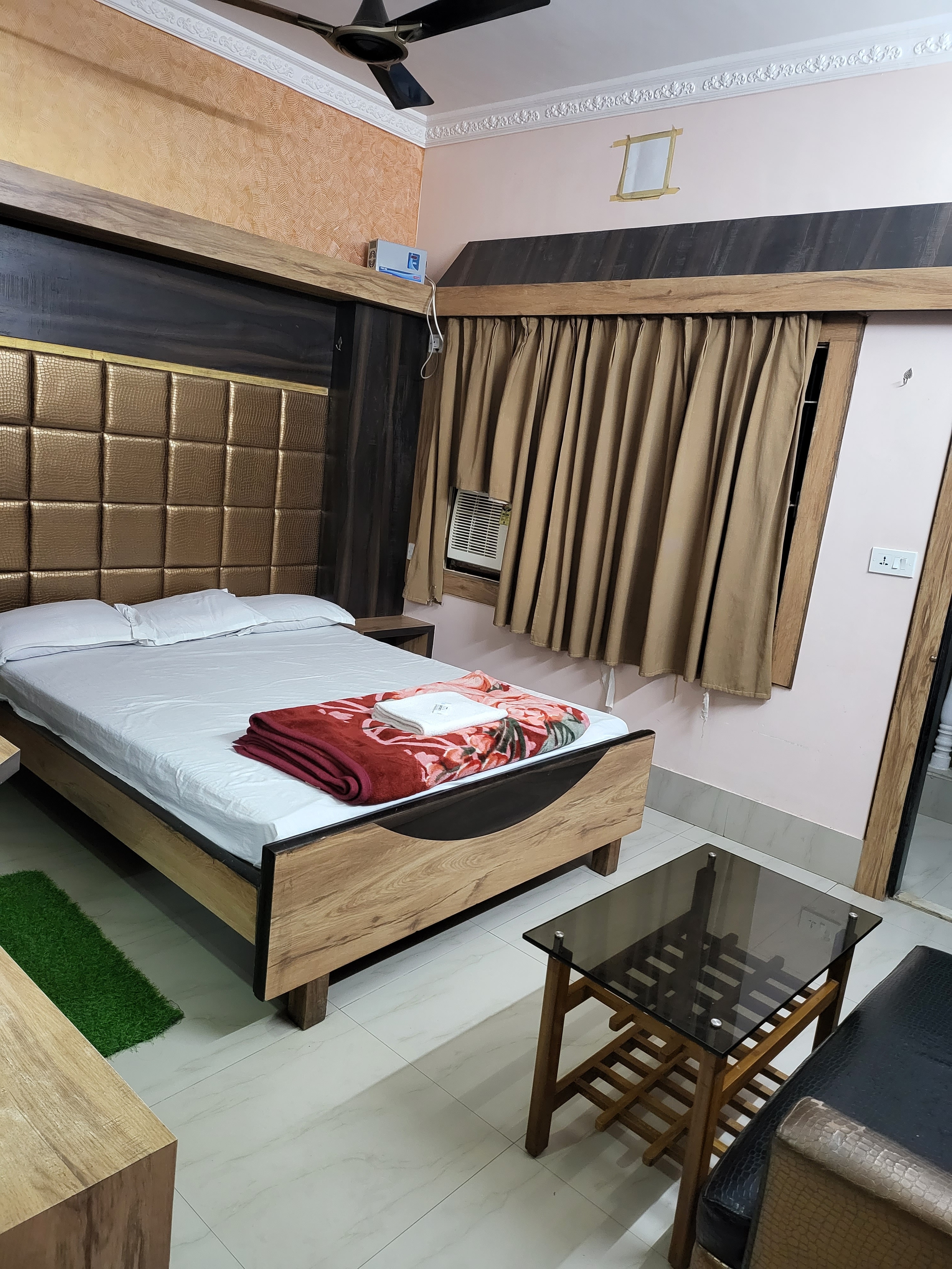 Hotel Saroj - Tap to explore photos