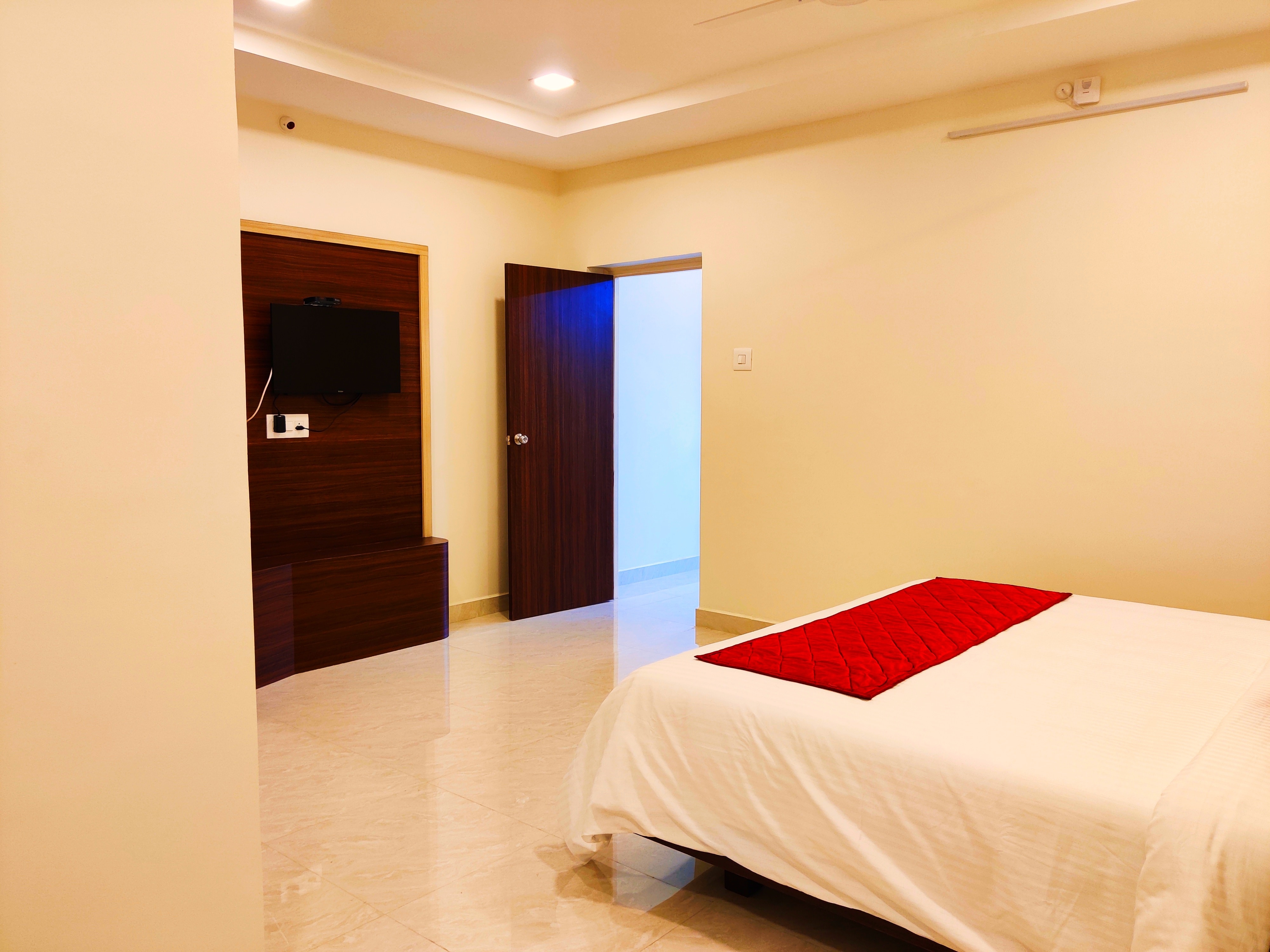 THAAI RESIDENCY - TIRUVANNAMALAI ON GIRIVALAM PATHWAY (VEG) - Tap to explore photos