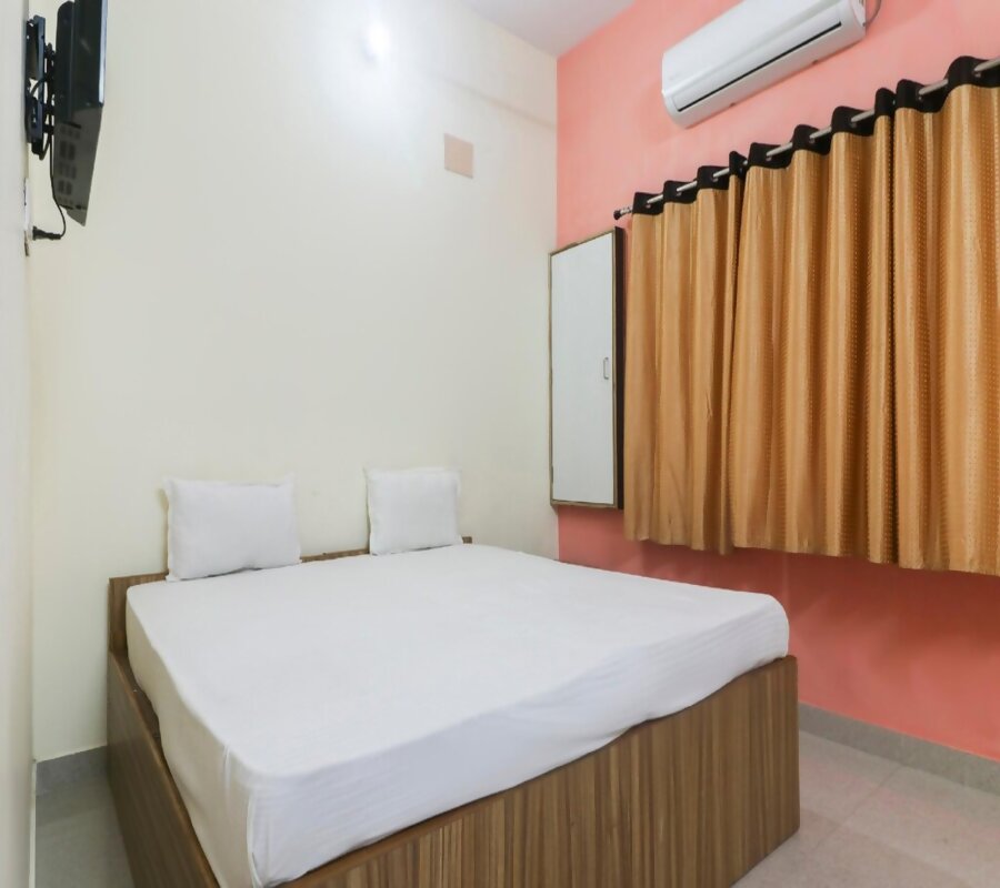 SHRI LAXMI PAYING GUEST HOUSE - Tap to explore photos