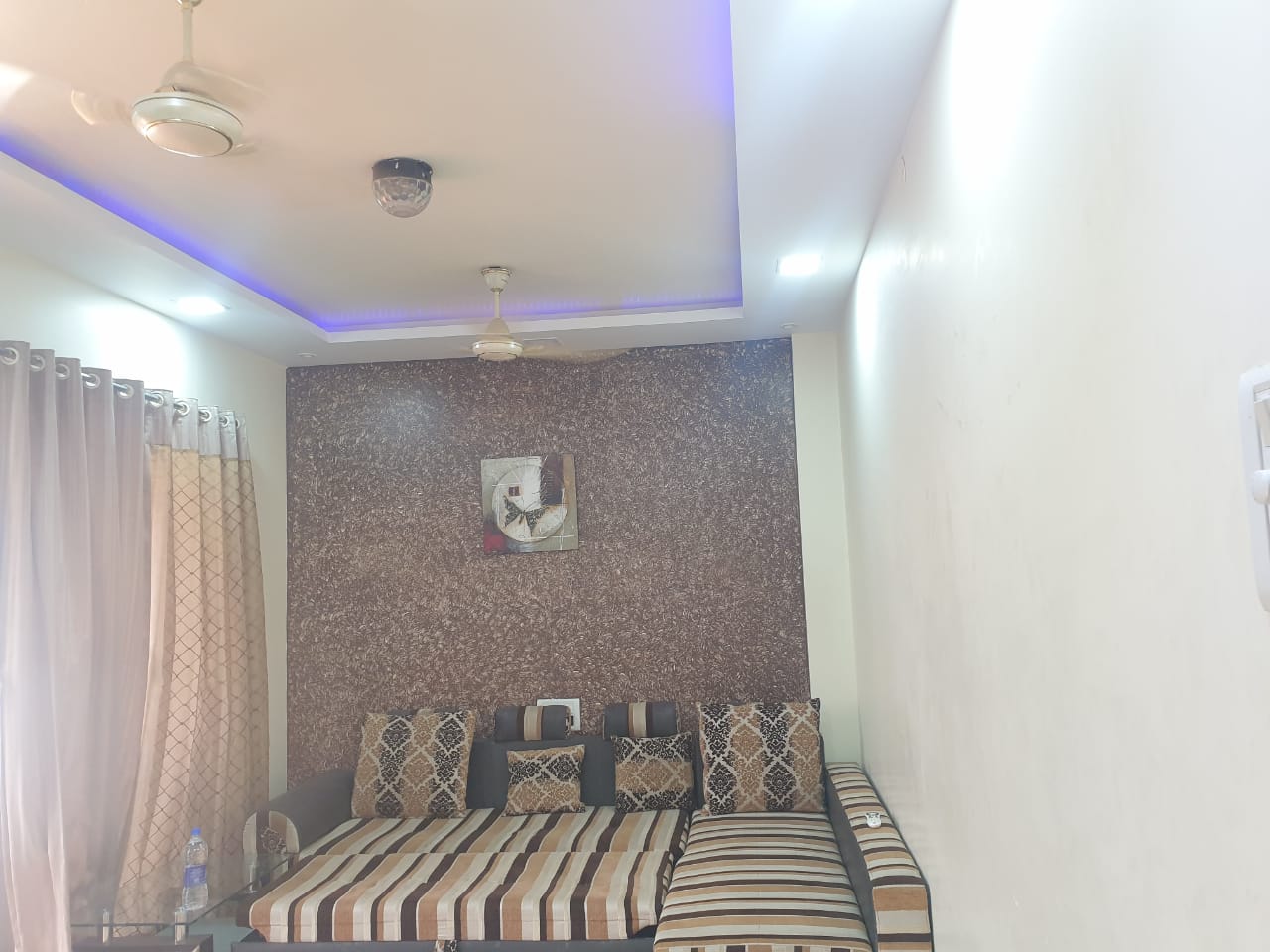 Cheerful 2 bhk bunglow with parking - Tap to explore photos