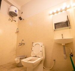 Corbelli Homestay - Grey & White