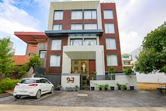 Saltstayz Premier - Cyber Hub, Gurgaon