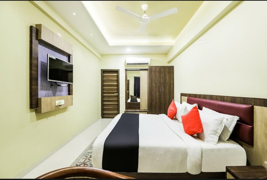 Hotel Shiv Palace - Tap to explore photos