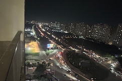 Bright & Cozy , Greater Noida near Mall Ek murti, Greater Noida