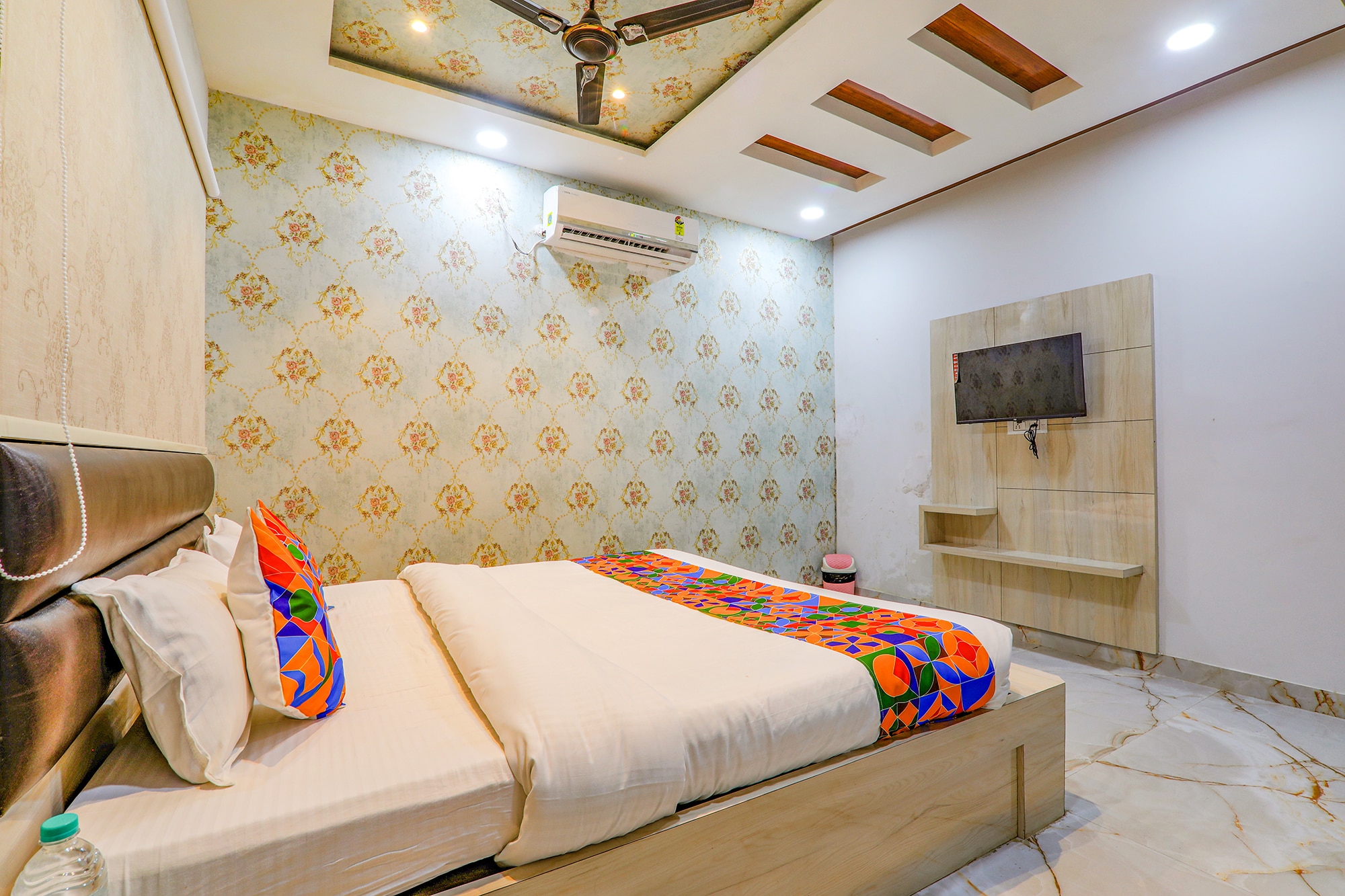 FabHotel Super 3 Premium - Tap to explore photos