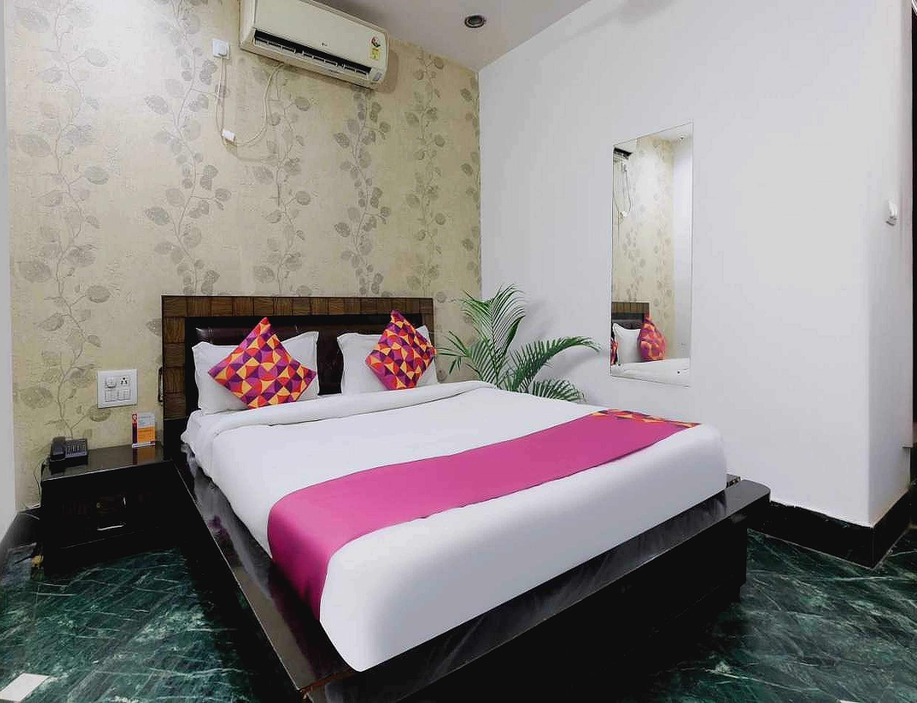 Hotel O Delite Hotel Near Leisure Valley Park - Tap to explore photos