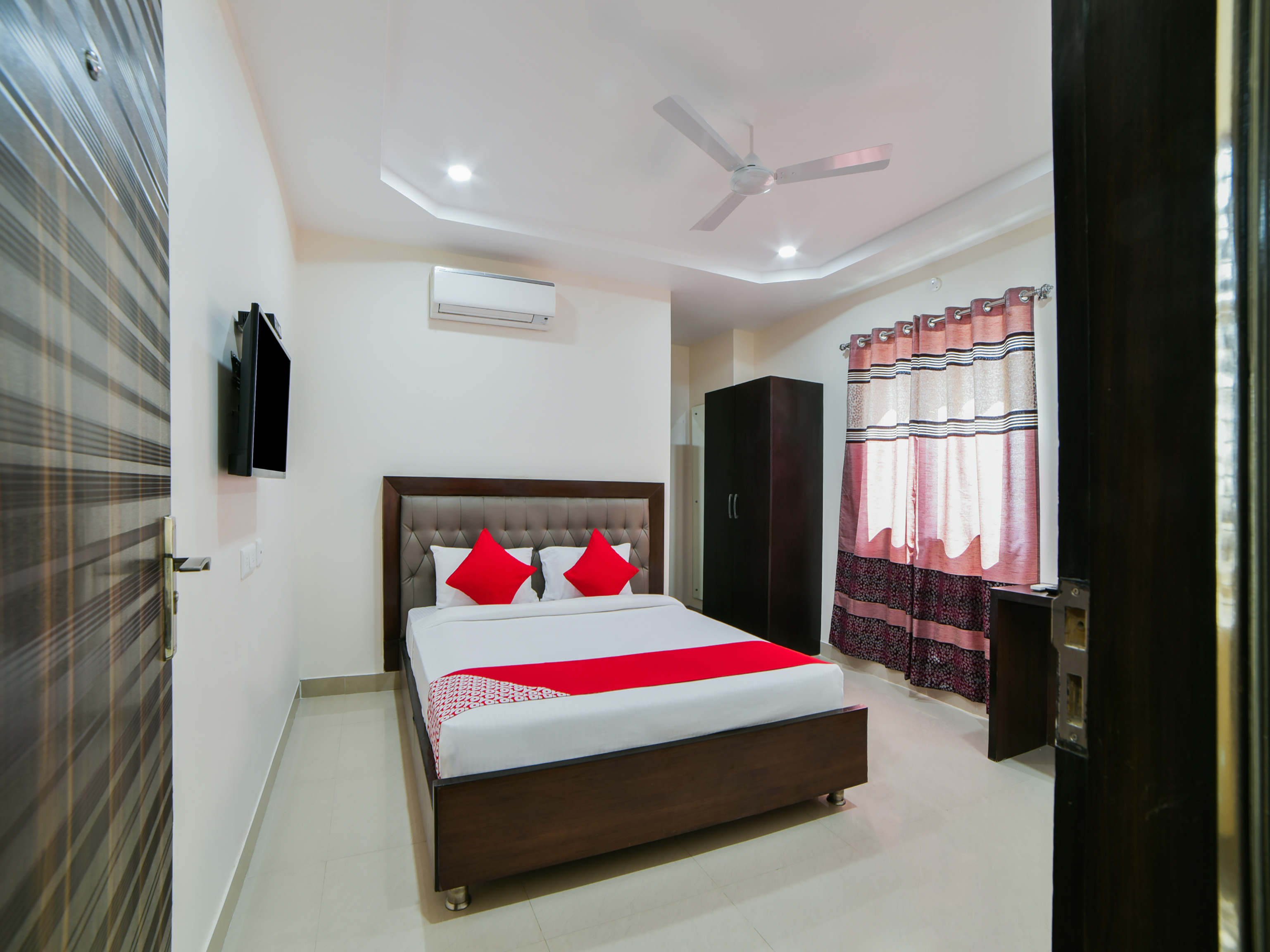 OYO 22074 Siri Elite Hyderabad INR 203 OFF   2  1  5  7                                                        