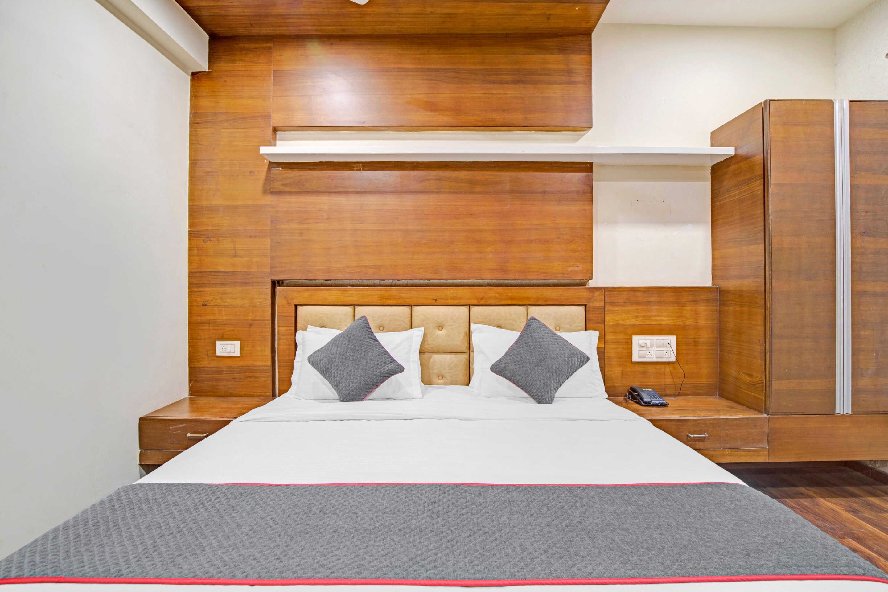 Hotel Navjivan - Tap to explore photos