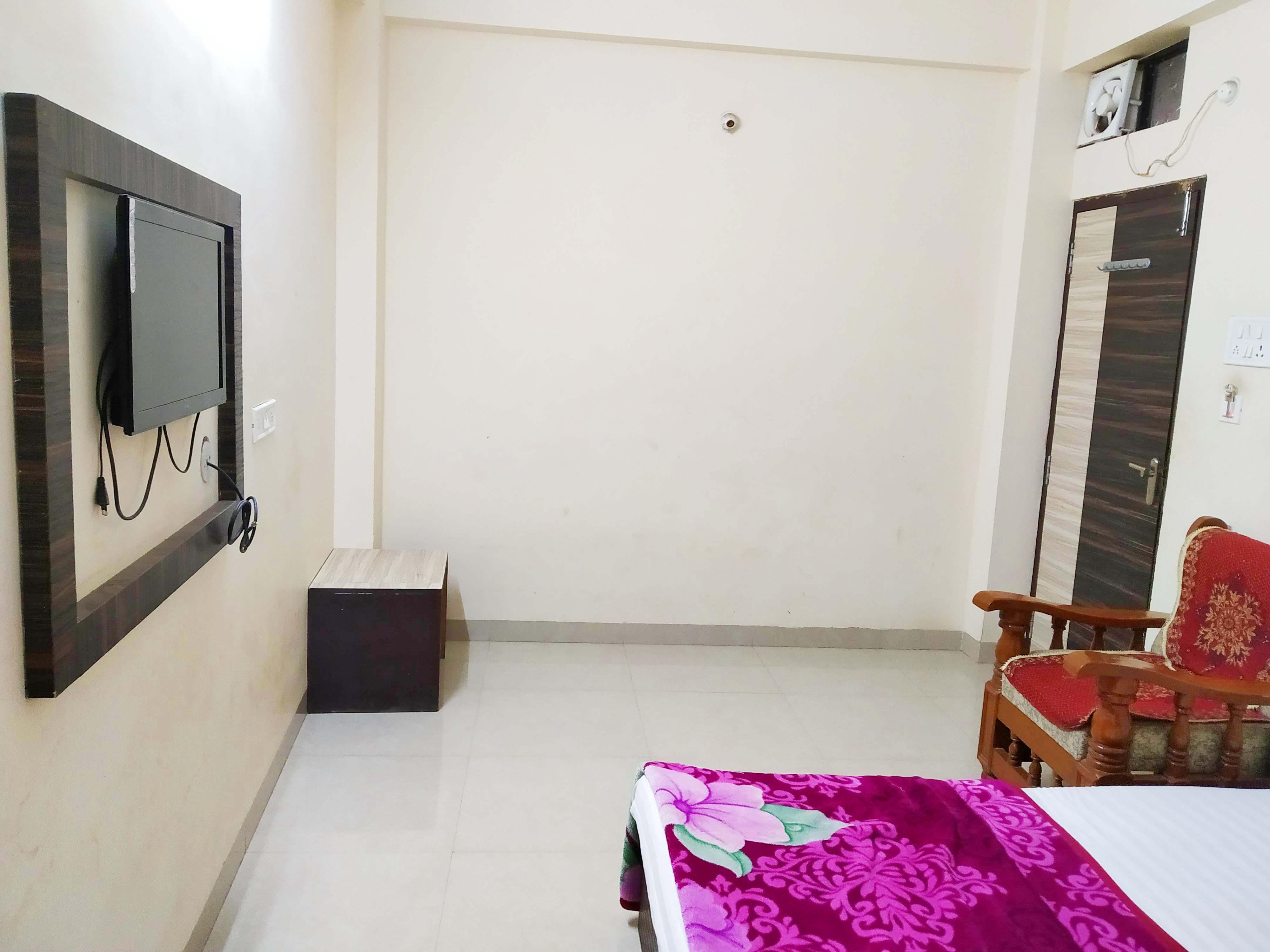 Hotel Navkar Guest House - Tap to explore photos