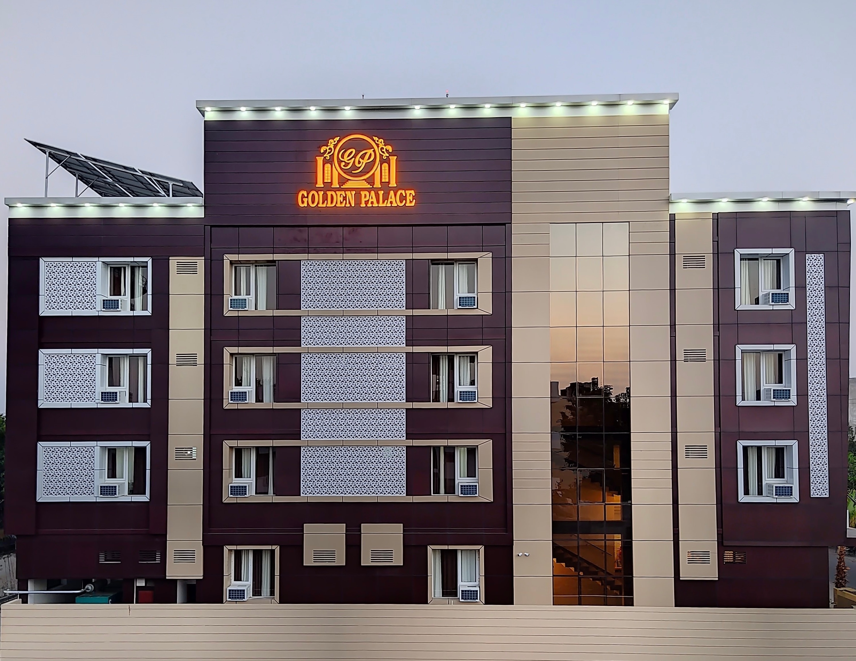 Hotel Golden Palace - Tap to explore photos
