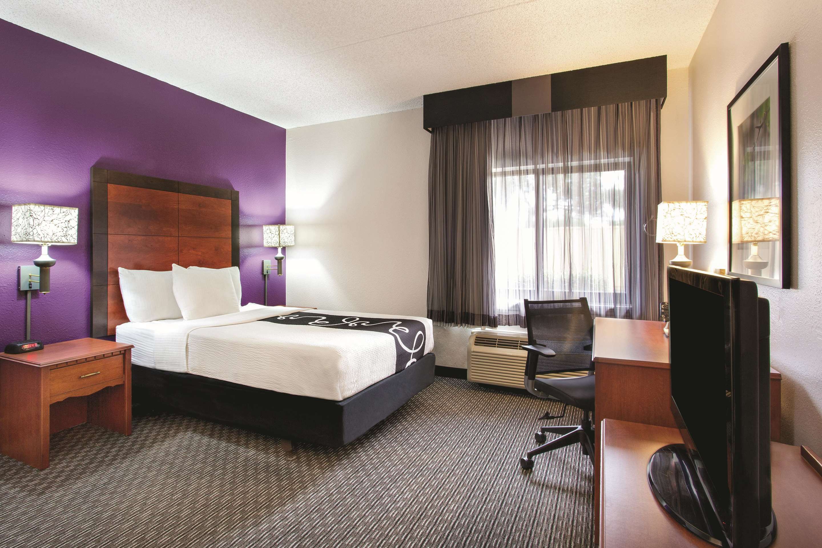 La Quinta Inn & Suites by Wyndham Miami Airport East - Tap to explore photos