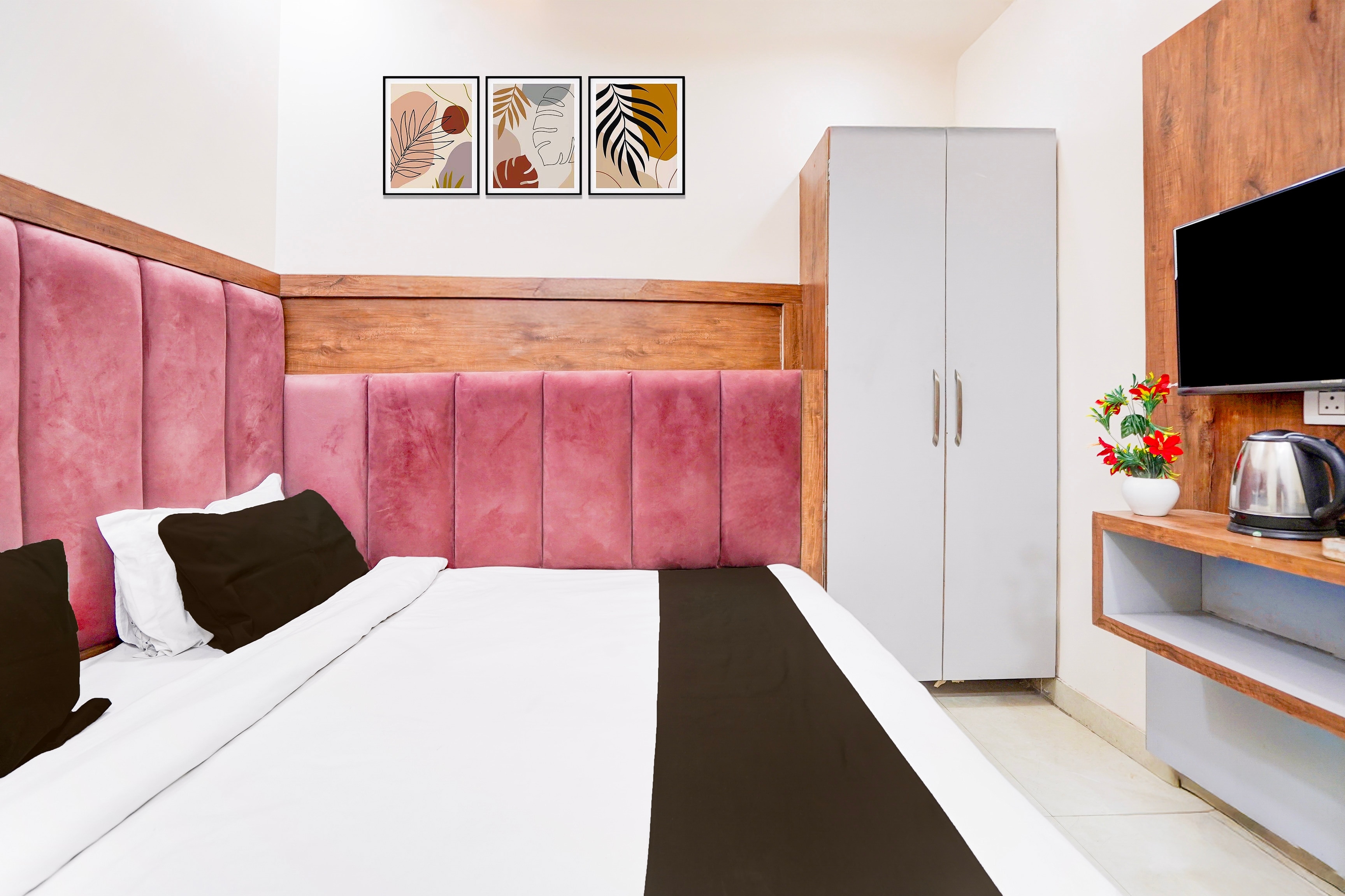 Super Townhouse Govardhan - Tap to explore photos