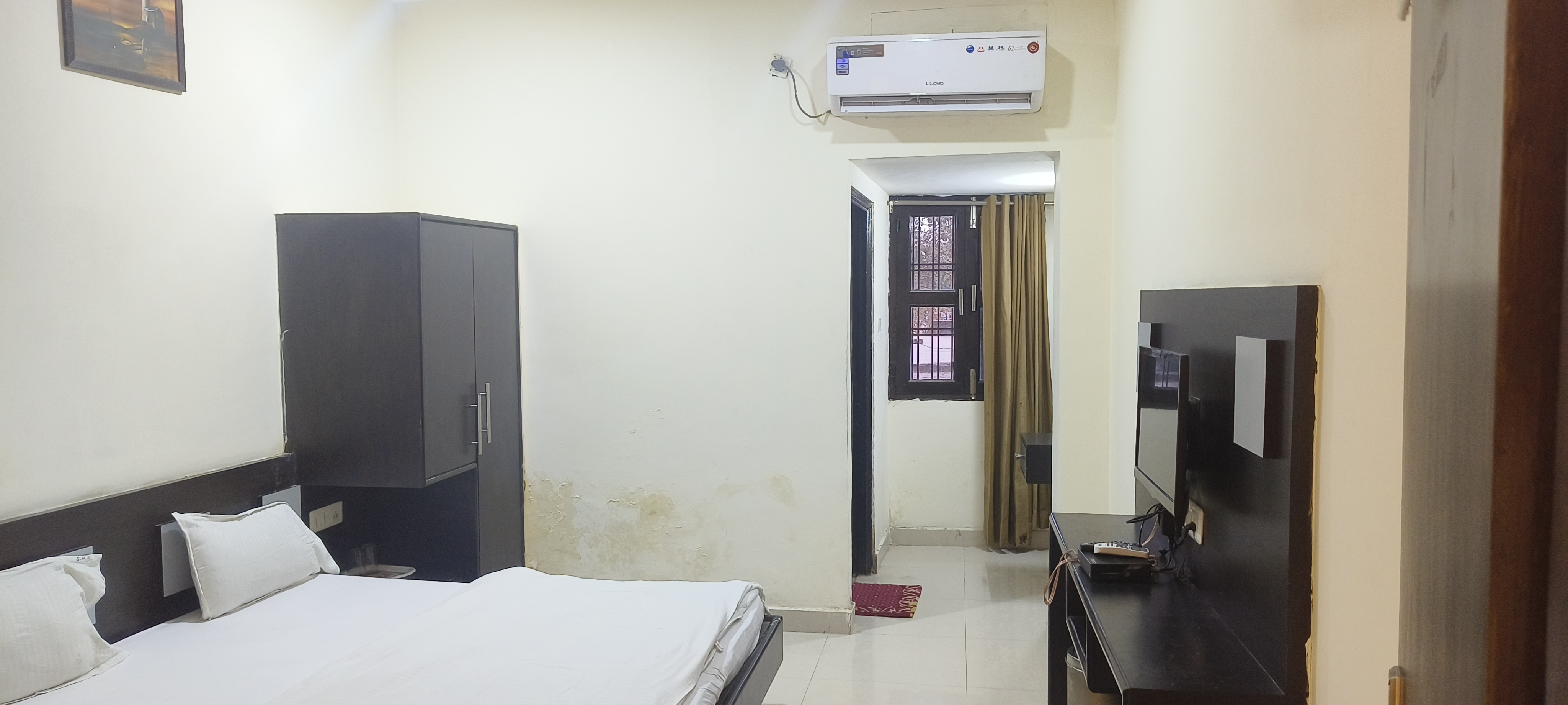 HOTEL SHREE JEE (AASRA) - Tap to explore photos
