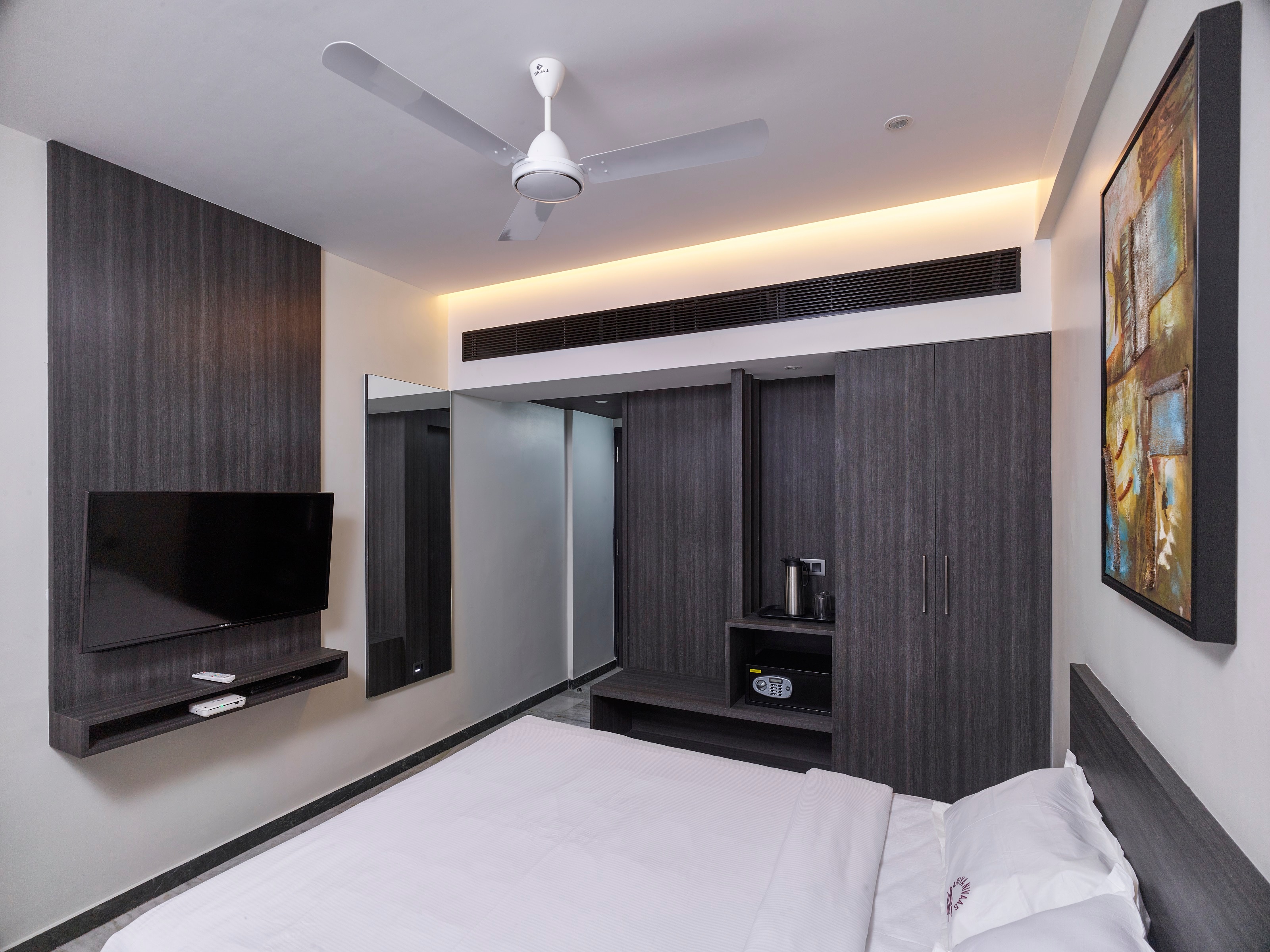 Ariya Nivaas - A Vegetarian Hotel - Tap to explore photos