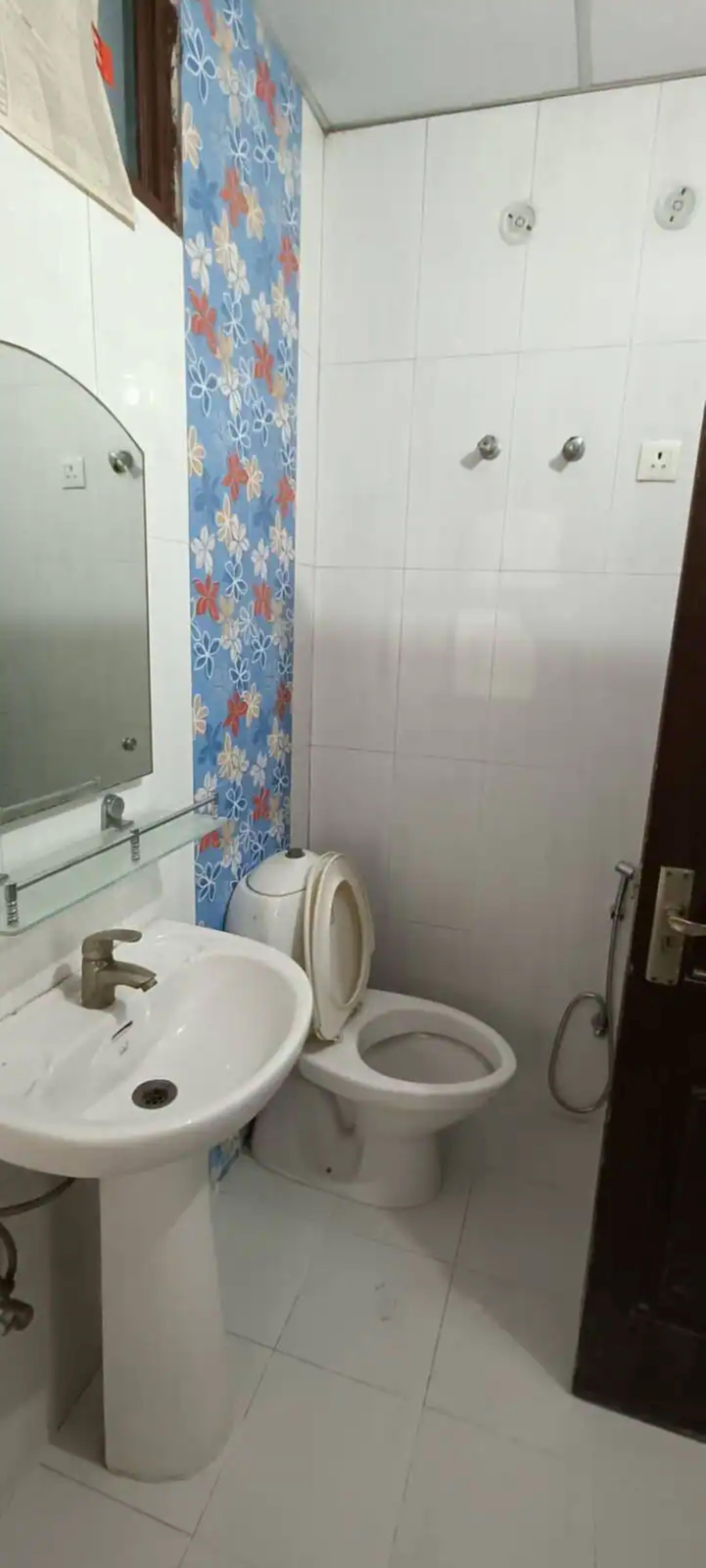 LKO 1BHK(03)in Krishna Nagar Lucknow - Tap to explore photos