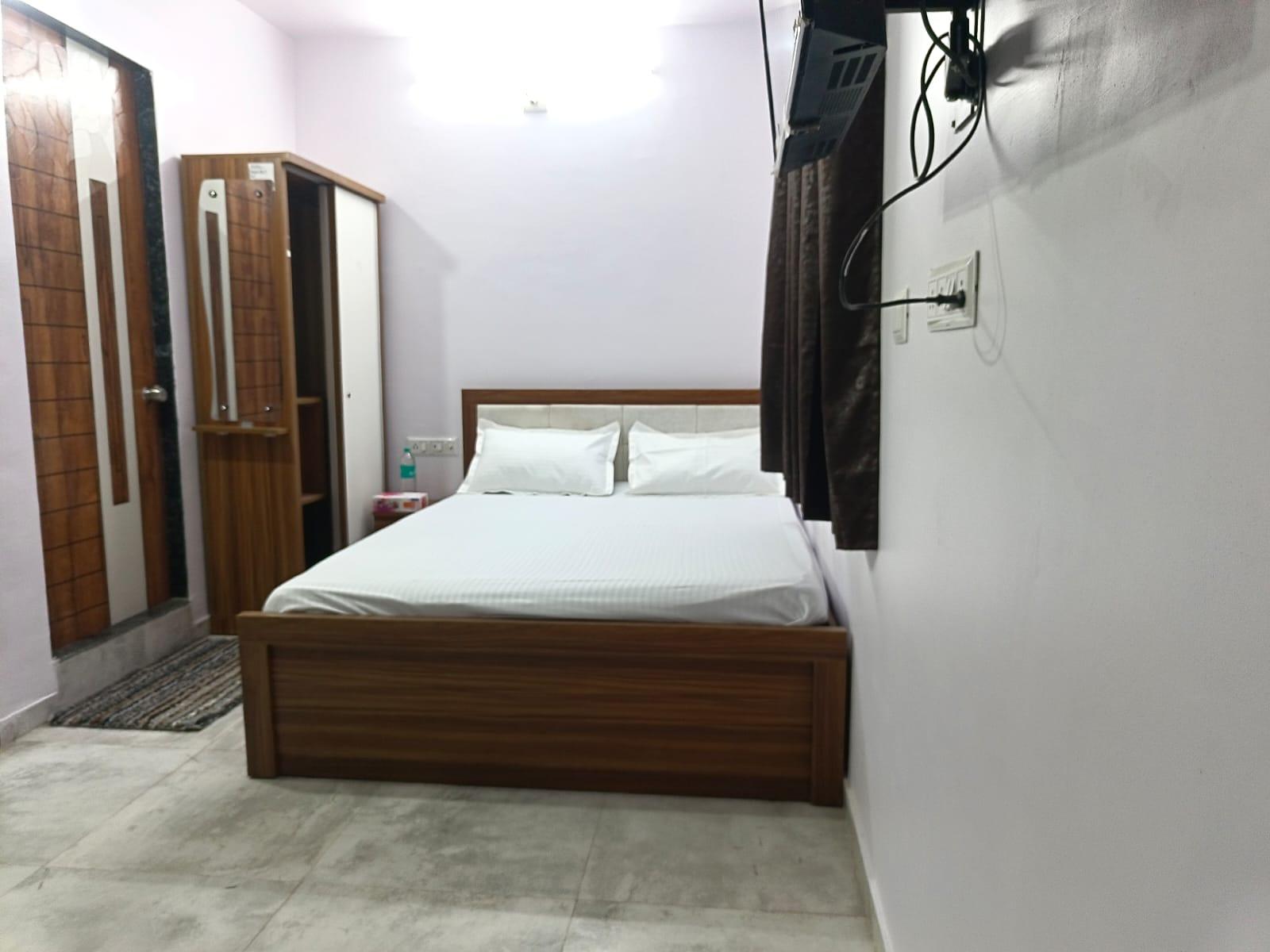 Hotel Parcham - Tap to explore photos