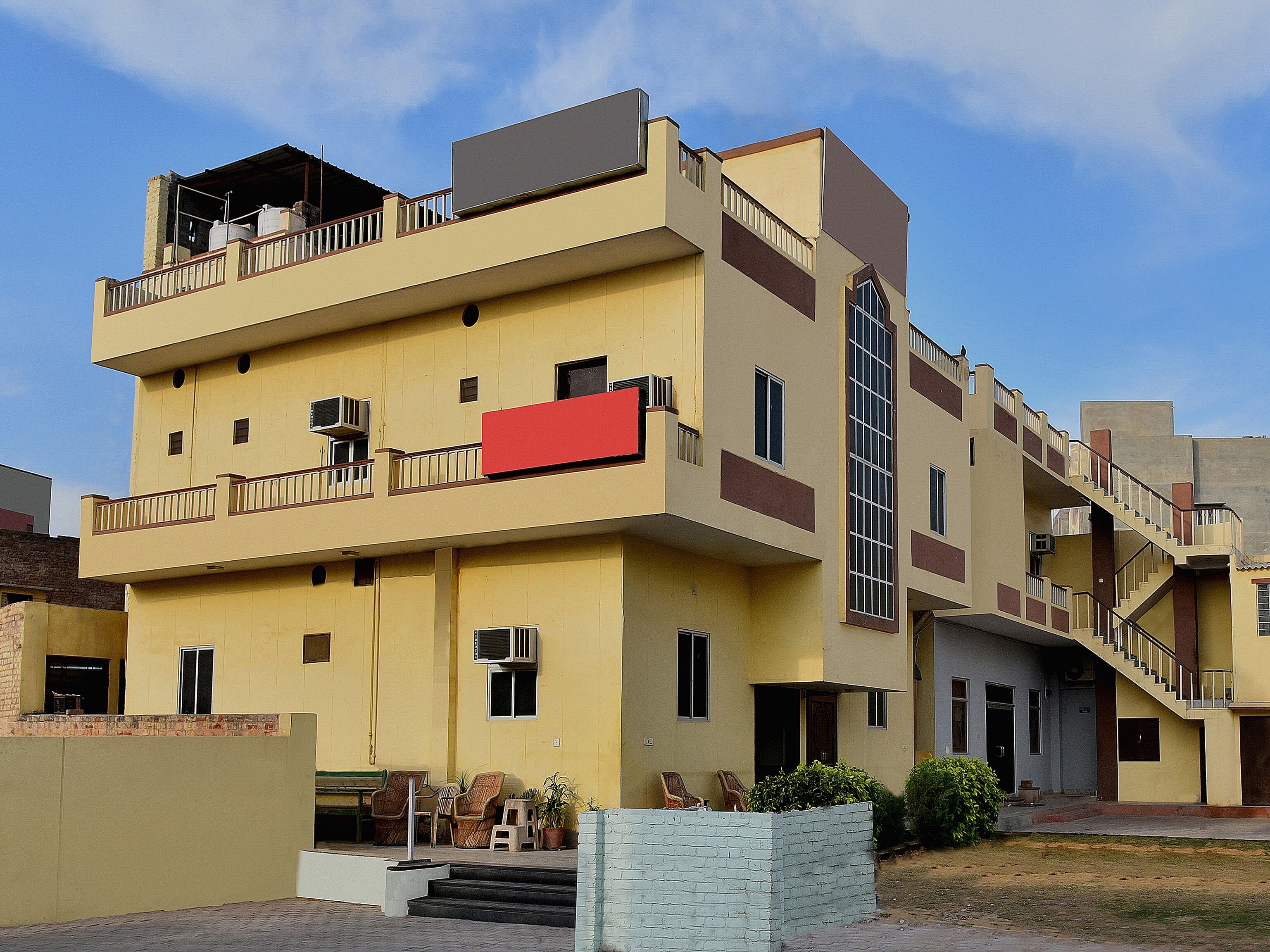 Vinayak Rooms - Tap to explore photos