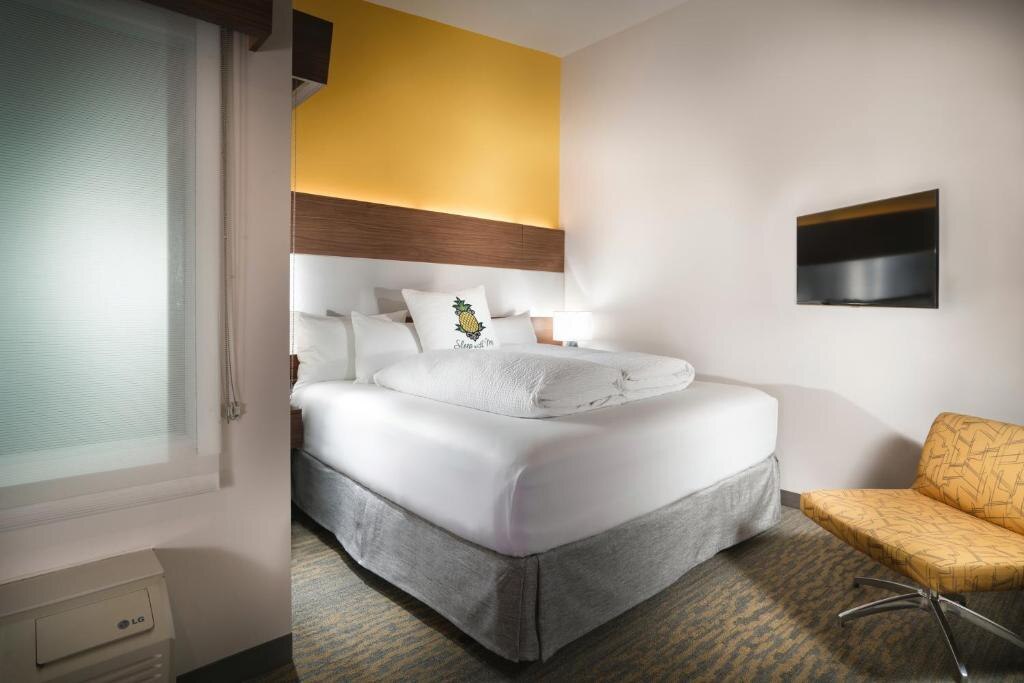 Staypineapple, Hotel Z, Gaslamp San Diego - Tap to explore photos