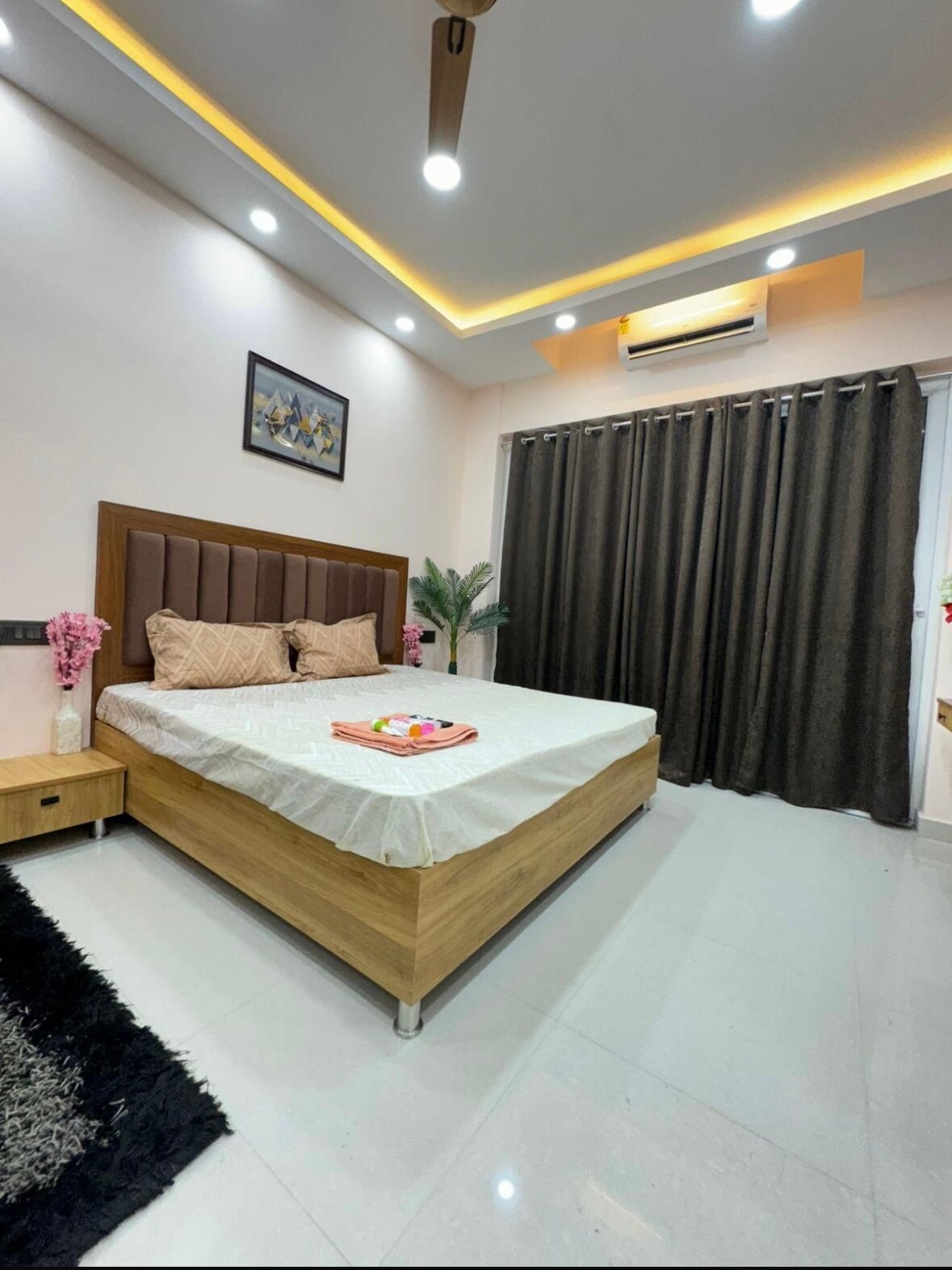 Gaur city center studio - Tap to explore photos
