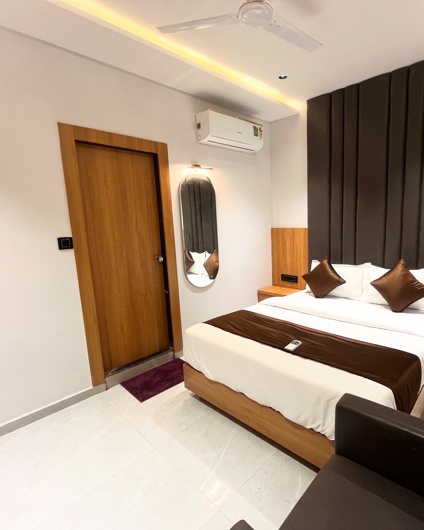 Hotel Pulse Town - Tap to explore photos