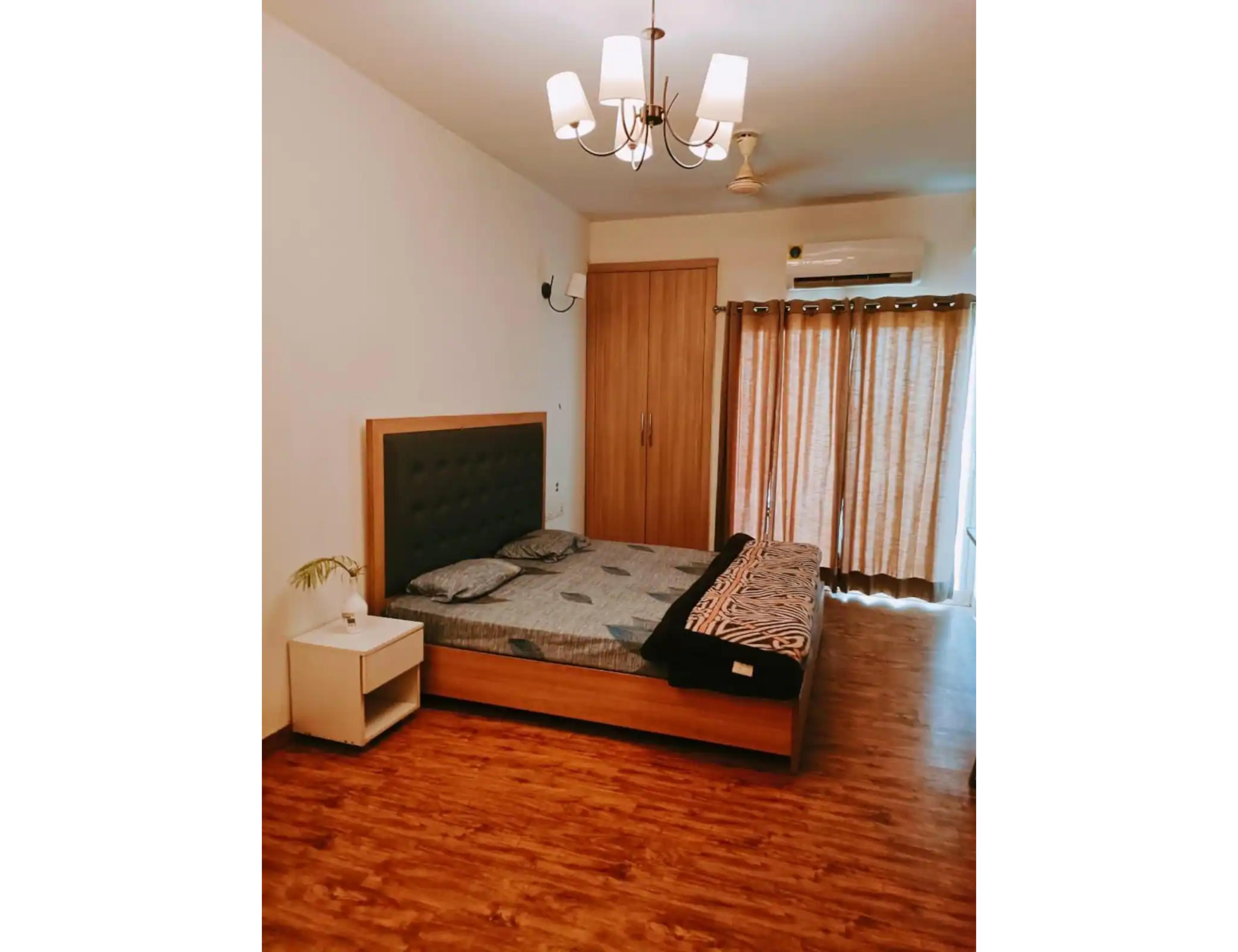 Lavish stylish studio in Noida by Pearl Castle - Tap to explore photos
