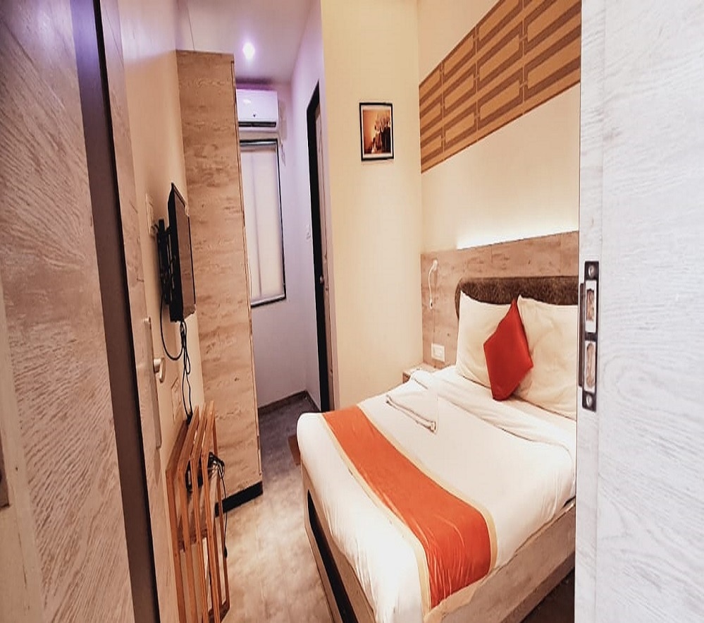 Hotel Kalpaturu - Tap to explore photos