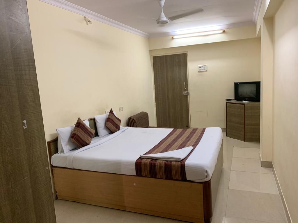 Lucky Service Apartments - Near BKC 3