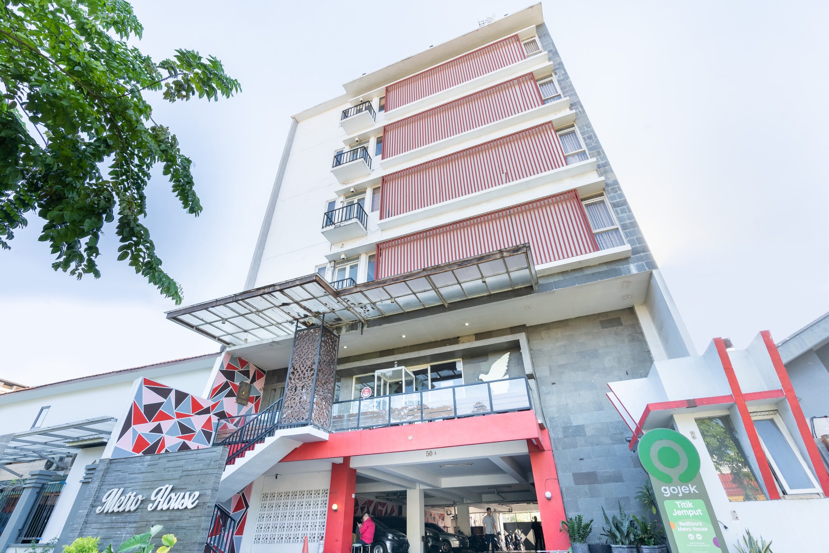 Super OYO Flagship 91863 Metro House - Tap to explore photos